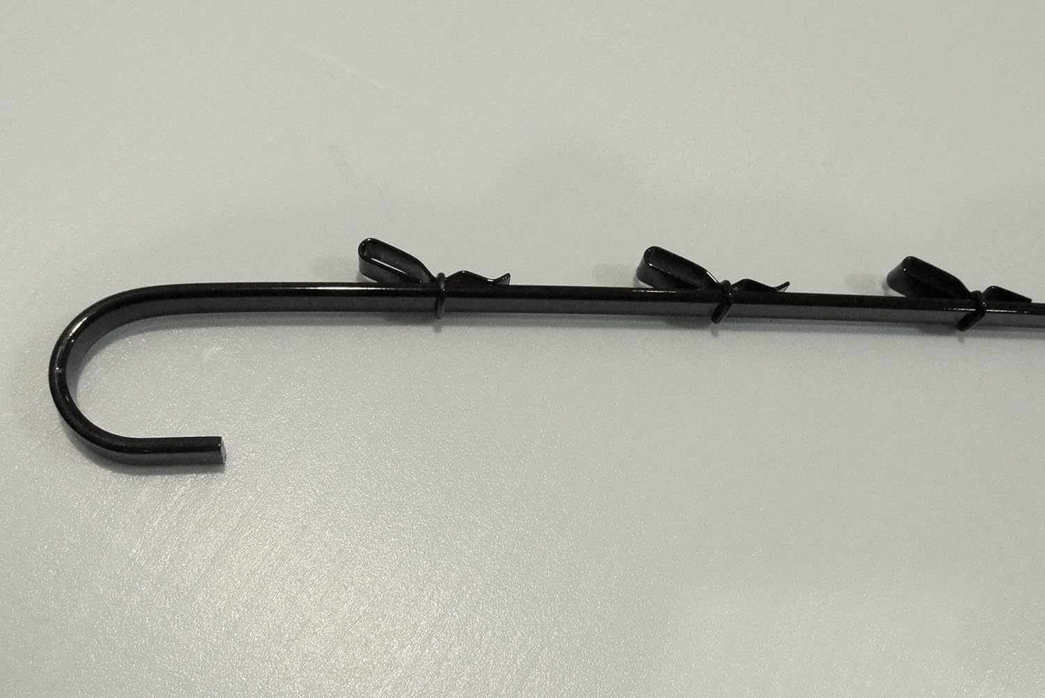 Store Supply Hunter – Estante de exhibición para mostrador, estante colgante de una sola banda, tiras de mercancía con 12 clips, soporte para