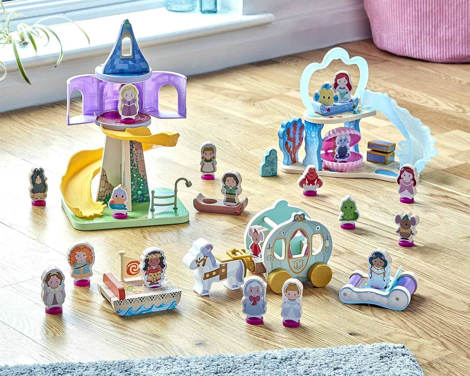 Disney Princess Juego de 4 figuras de princesa de madera, hermoso juguete de madera preescolar, juego imaginativo, certificado FSC sostenible,