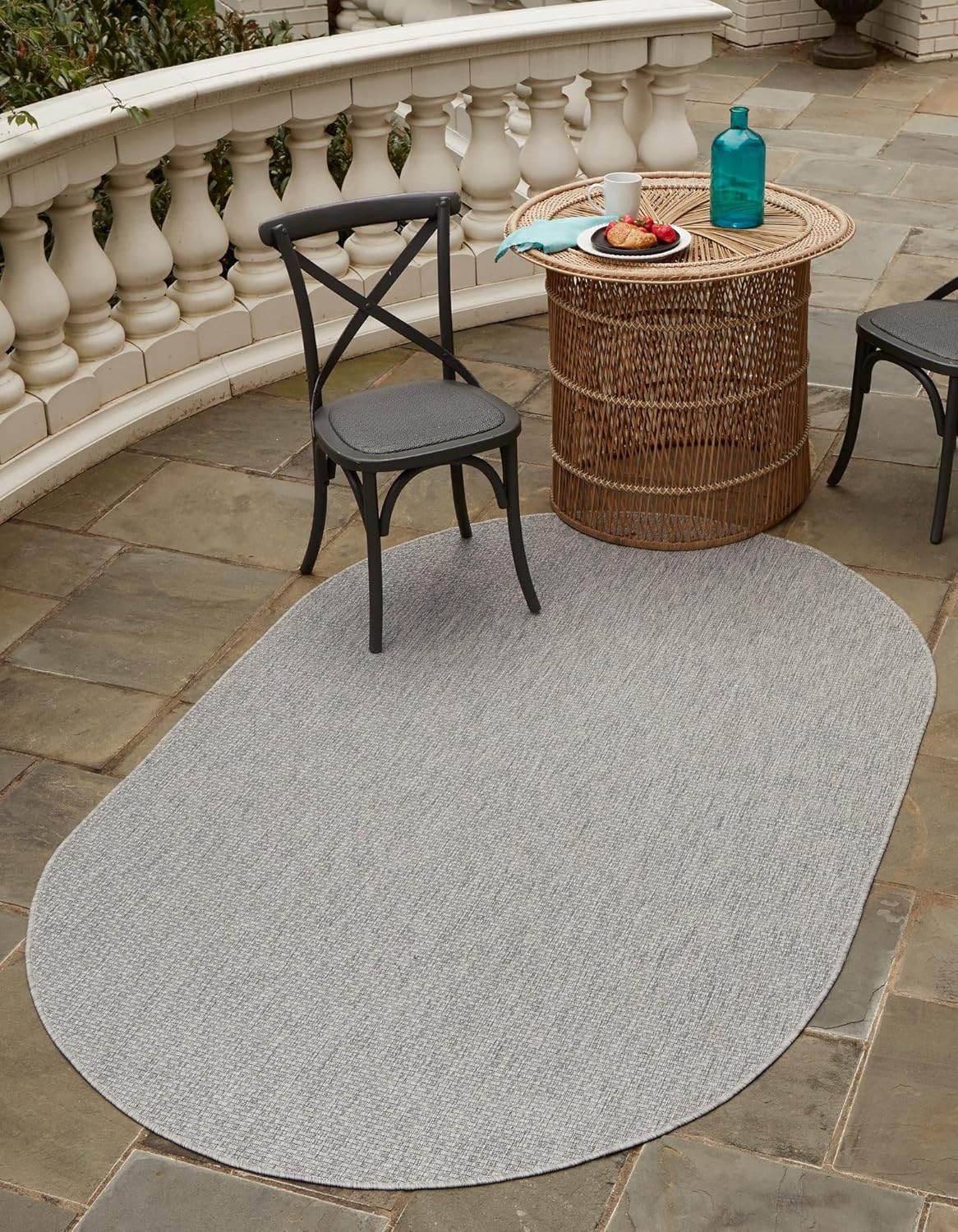 Rugs.com Outdoor Solid Collection – Alfombra ovalada de tejido plano gris claro de 3 x 5 pies perfecta para salas de estar, comedores grandes y