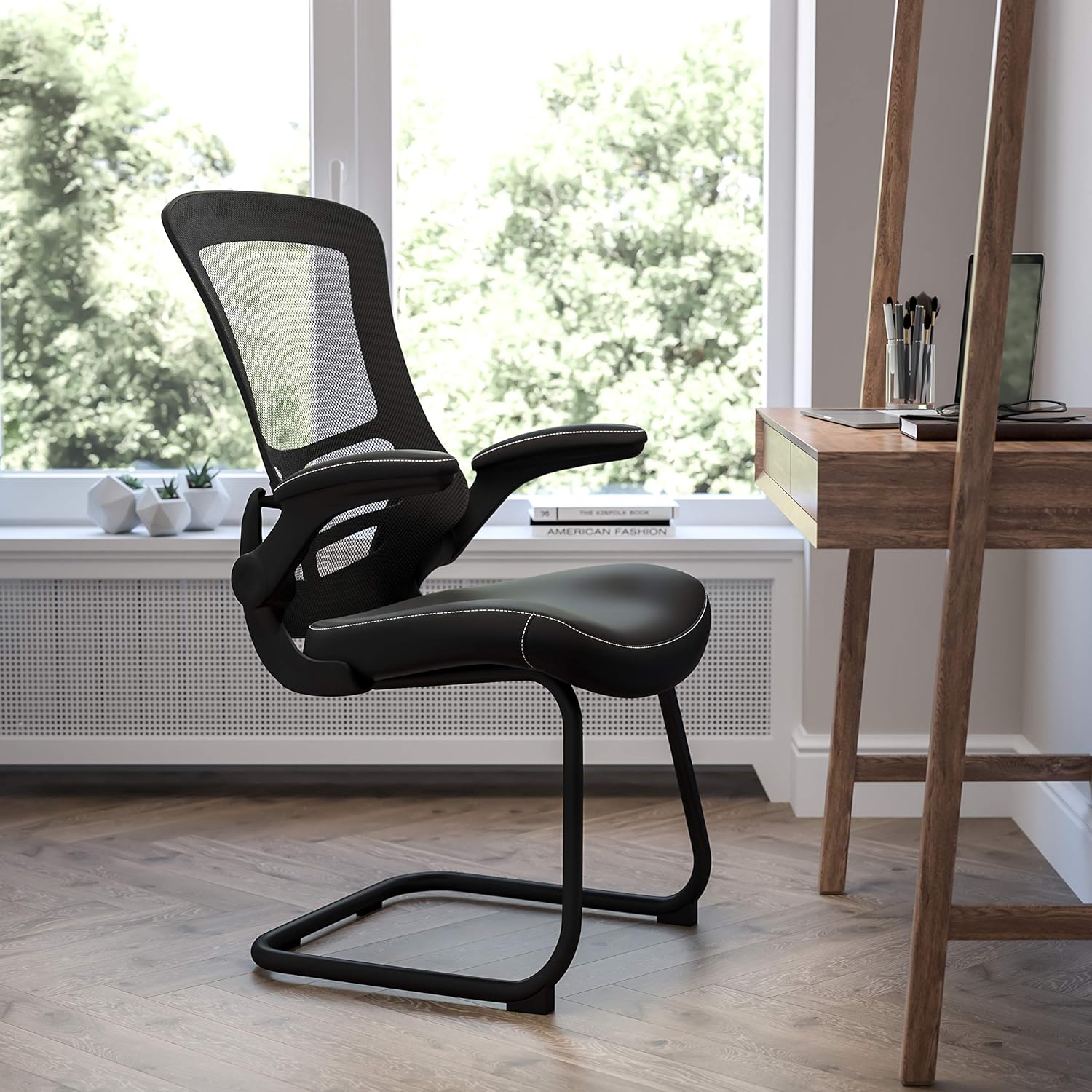 EMMA + OLIVER Silla de recepción lateral con base de trineo de malla negra con asiento LeatherSoft y brazos abatibles