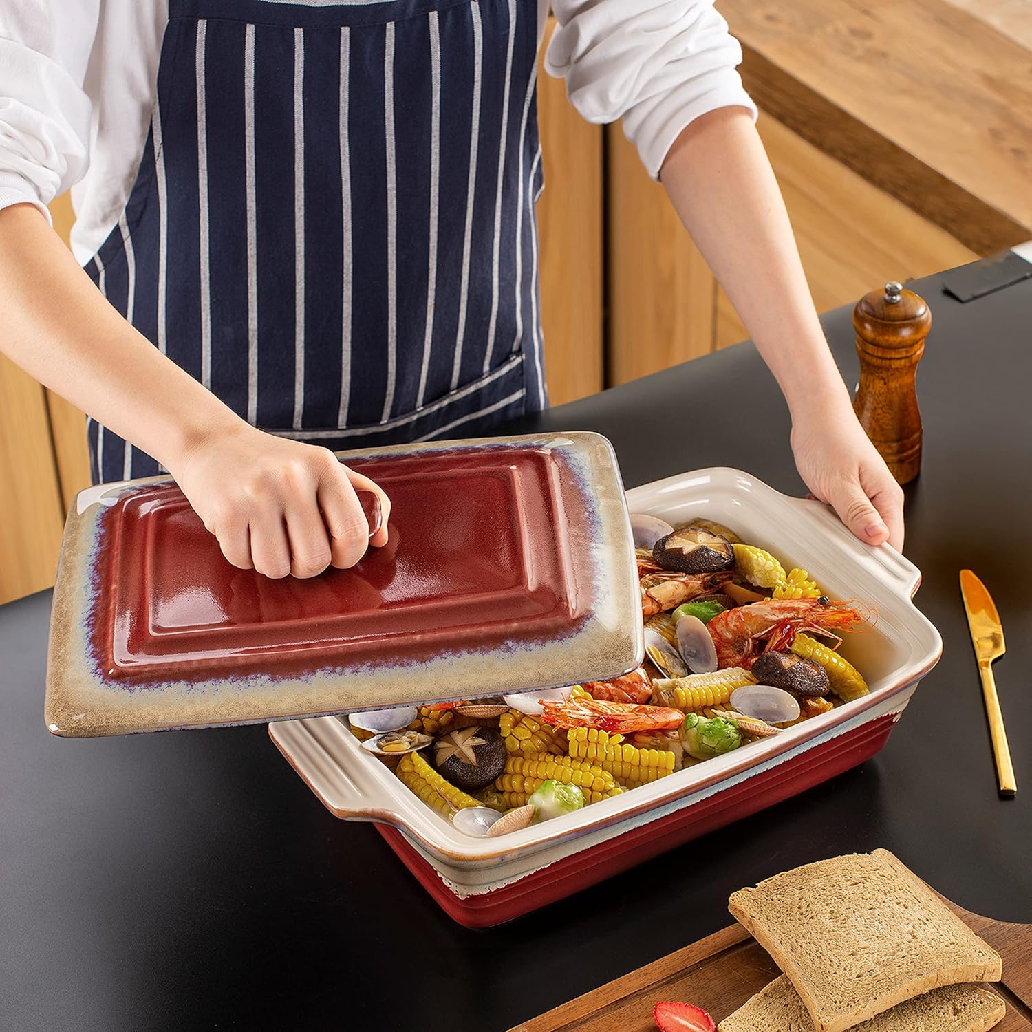 LOVECASA Plato para hornear profundo de 4.5 cuartos de galón con tapa, cacerola rectangular de cerámica de 9 x 13 pulgadas con tapa, sartenes