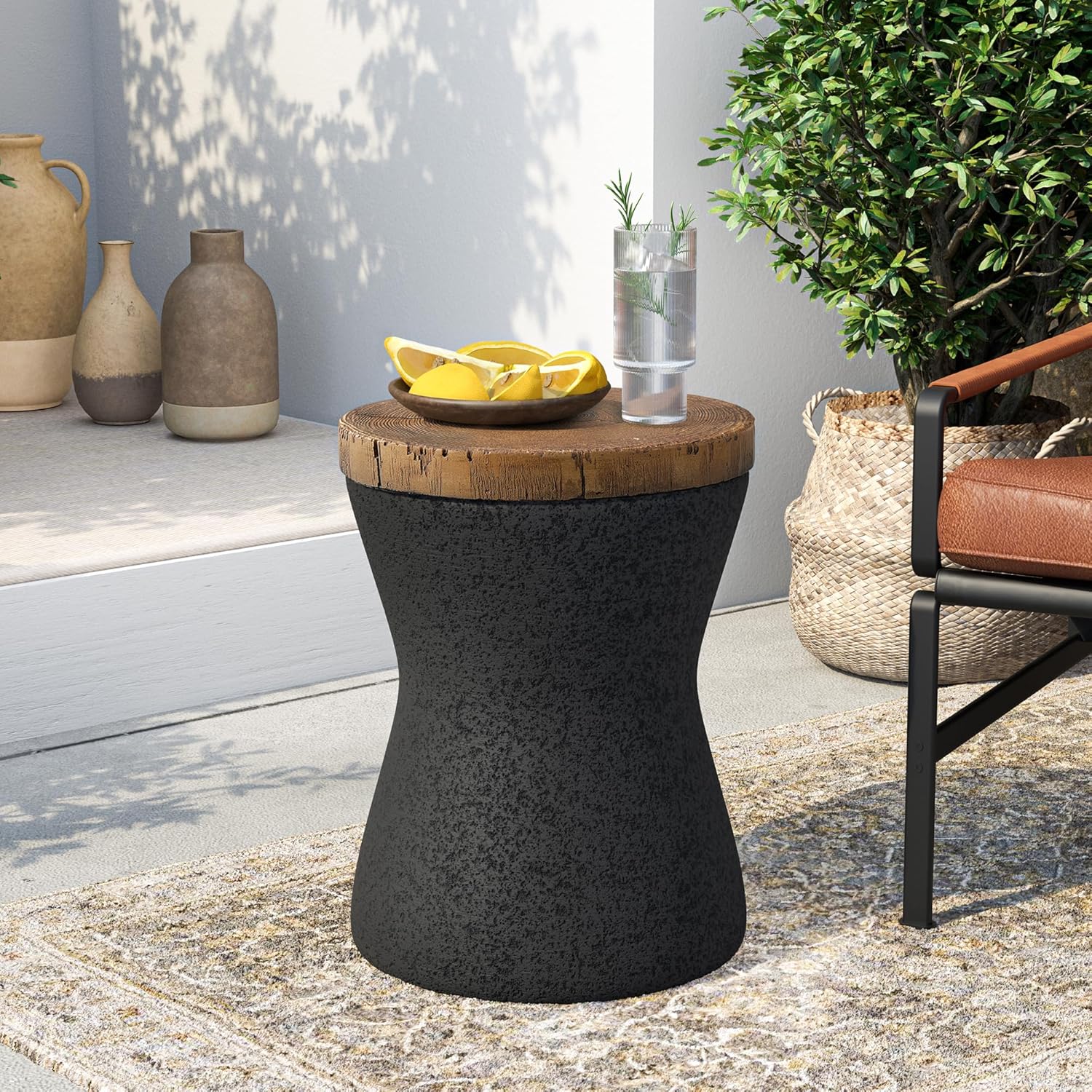 SUNBURY Morden – Mesa auxiliar de exterior con forma de reloj de arena de 11 pulgadas para patio, taburete de jardín de concreto, juego de 2, mesa