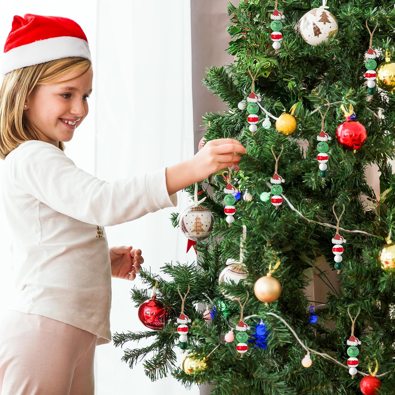Eartim 121 cuentas de madera de Navidad, rojo y verde, sombrero de Papá Noel, cuentas redondas rústicas de madera de granja con cordel de 65.6 pies,