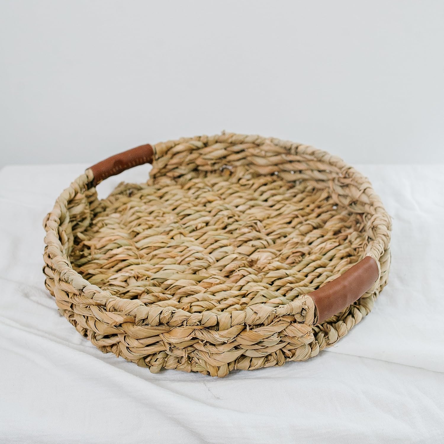 Summit Living Bandeja redonda de ratán tejida a mano con asas de cuero, para decoración del hogar o bandeja organizadora de verduras y frutas,