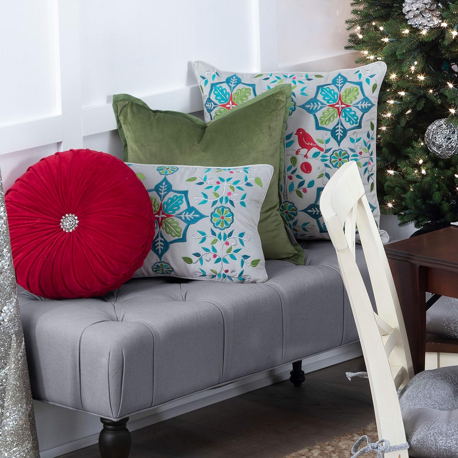 Pillow Perfect Almohada decorativa de copos de nieve y bayas, 20 pulgadas, multicolor