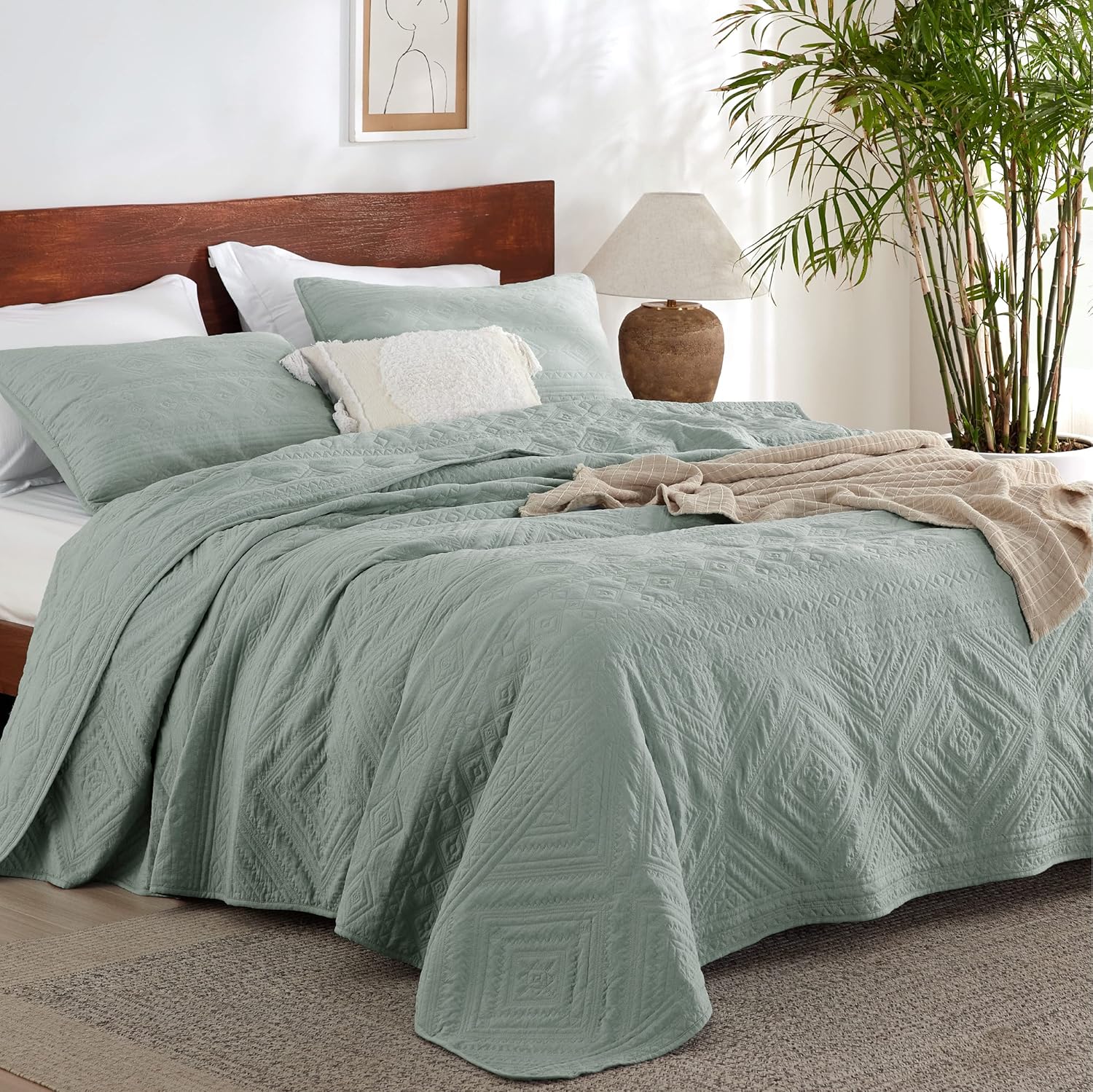 Bedsure Juego de edredón bohemio tamaño King, color verde salvia, moderno patrón geométrico cosido, ultra suave y ligero, 3 piezas, 1 edredón y 2