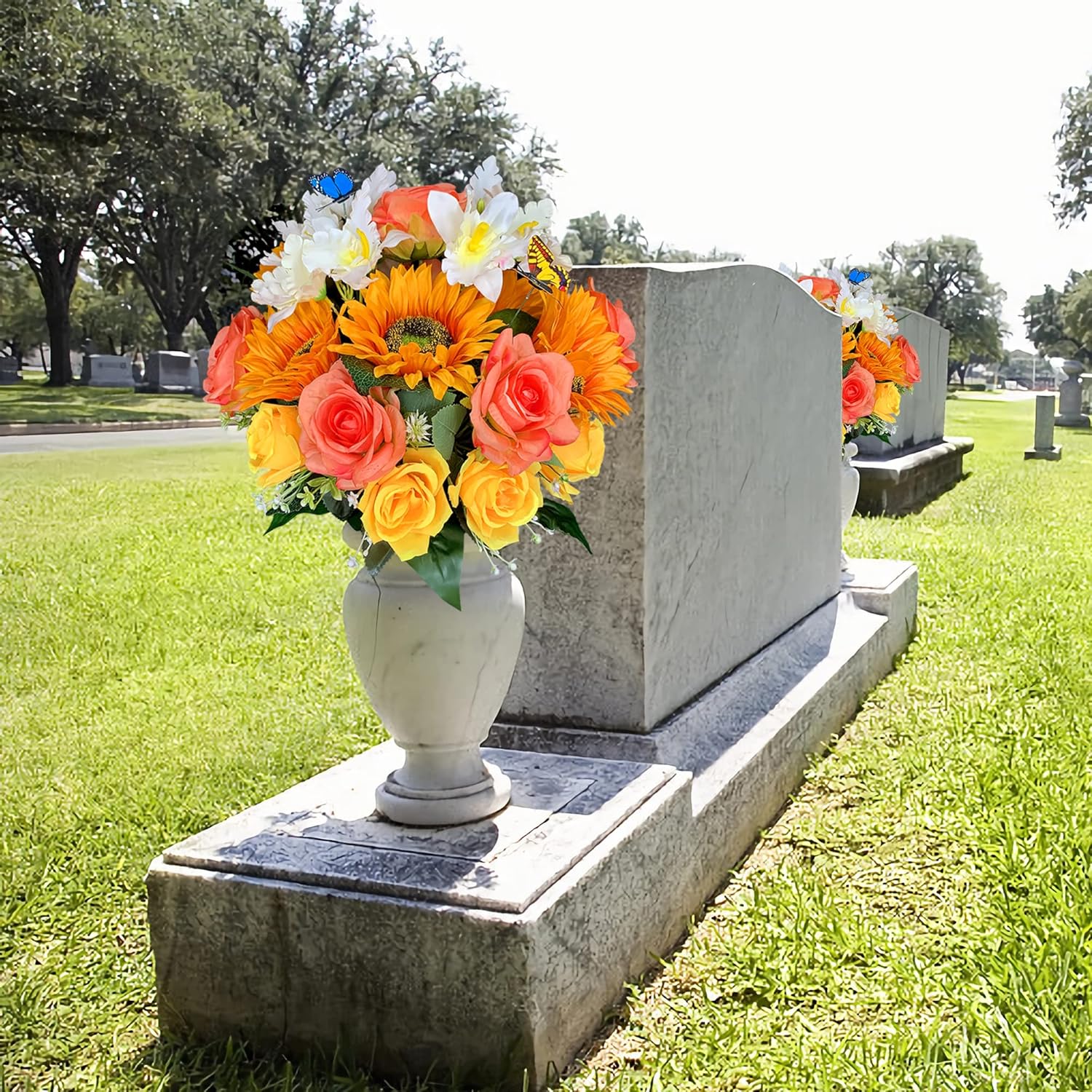 Flores de cementerio de seda para tumba con mariposa y jarrón, no se corren, rosa artificial y girasol y orquídea Cattleya, arreglo junto a la