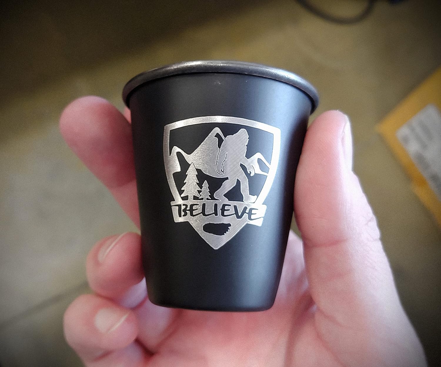 BELIEVE Bigfoot Shield – Vaso de chupito de acero inoxidable – BigfootSasquatchYetiWilderness Gift – Diseñado y fabricado en los Estados Unidos