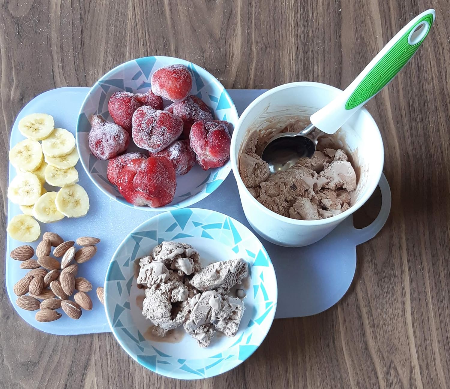 Recipientes de almacenamiento para congelador de helado con tapas de silicona (paquete de 3, 1 cuarto de galón cada uno) + 2 tazas para servir,