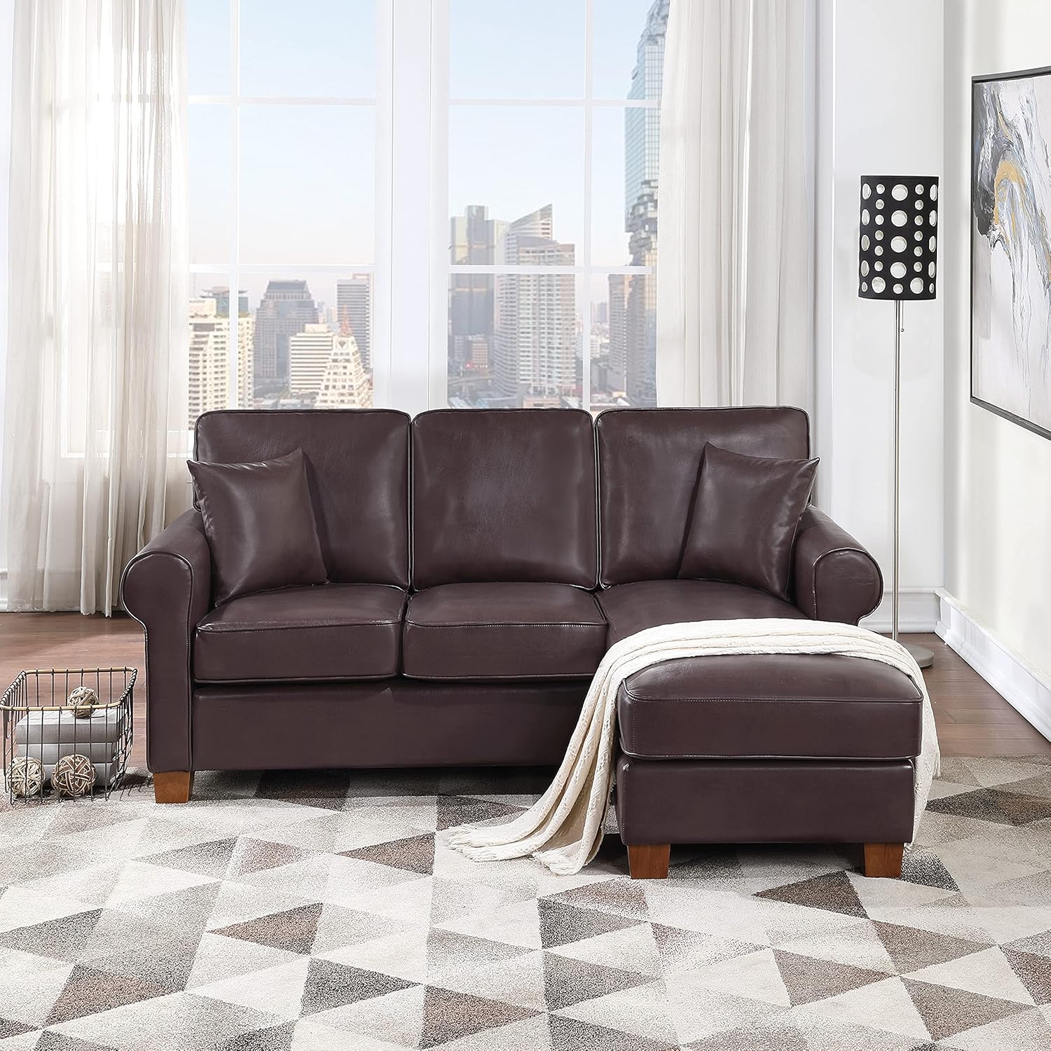 OSP Home Furnishings Rylee – Sofá seccional reversible con brazo enrollado con 2 almohadas y patas con acabado café, piel sintética de cacao