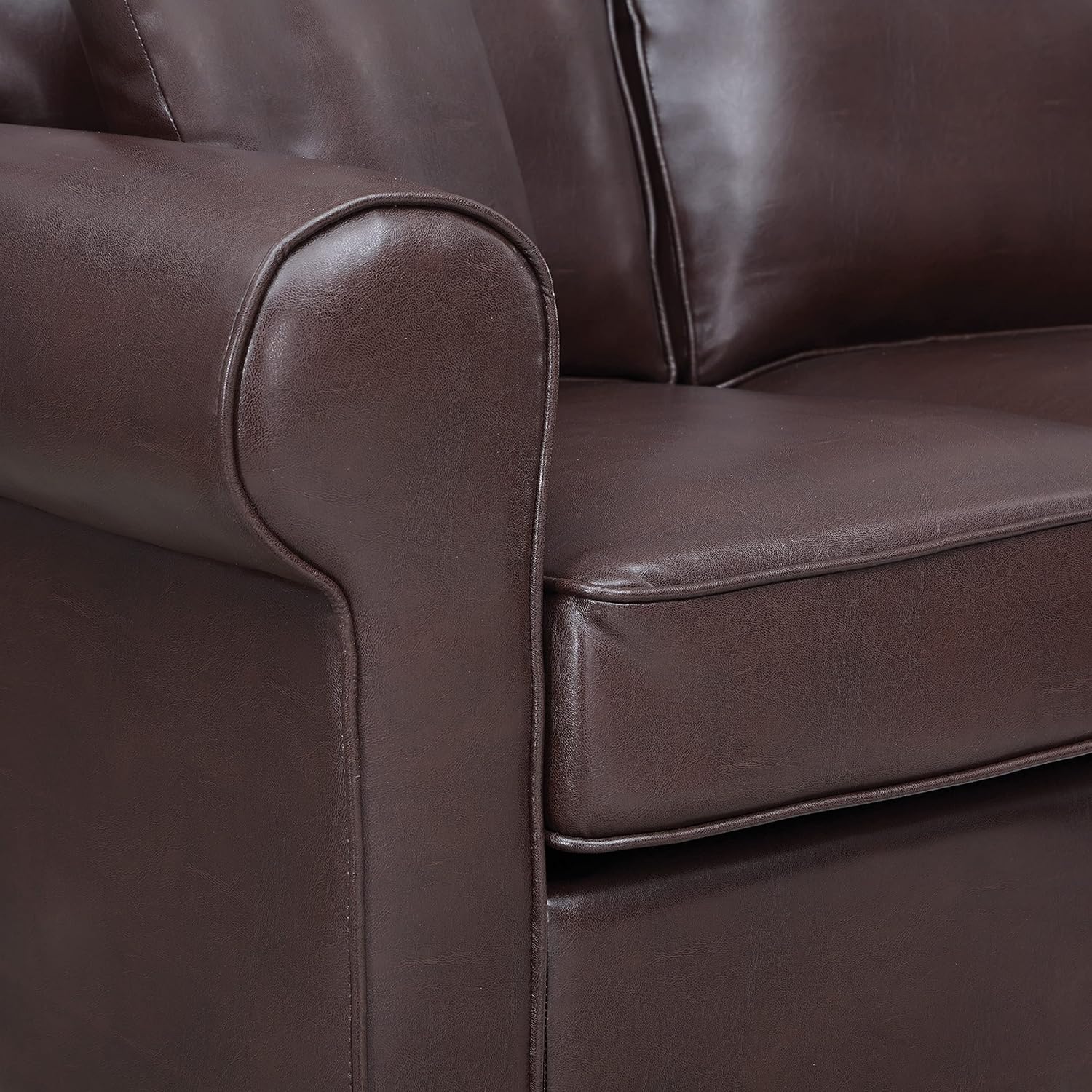 OSP Home Furnishings Rylee – Sofá seccional reversible con brazo enrollado con 2 almohadas y patas con acabado café, piel sintética de cacao
