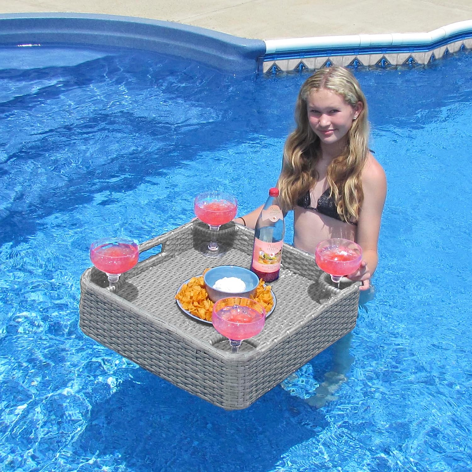 Sunjoy Bandeja flotante de mimbre de 24 x 24 pulgadas. Bandeja de piscina con marco de aluminio, bandeja flotante para servir bebidas, aperitivos y