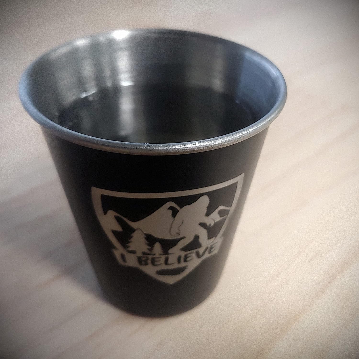 BELIEVE Bigfoot Shield – Vaso de chupito de acero inoxidable – BigfootSasquatchYetiWilderness Gift – Diseñado y fabricado en los Estados Unidos