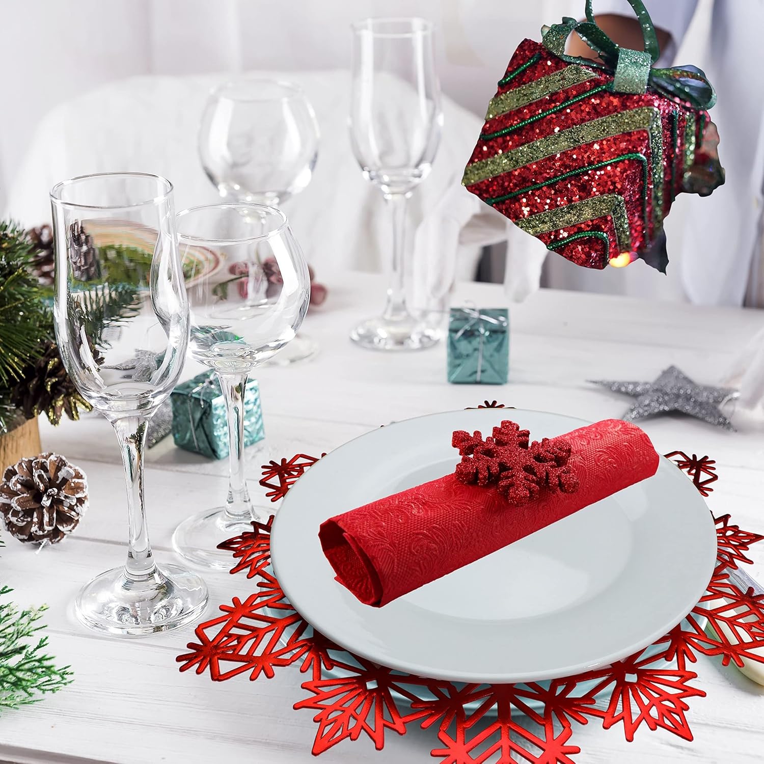 Juego de 6 manteles individuales de copos de nieve rojos, vinilo metálico laminado, redondo, de 15 pulgadas de diámetro, decoración de mesa para