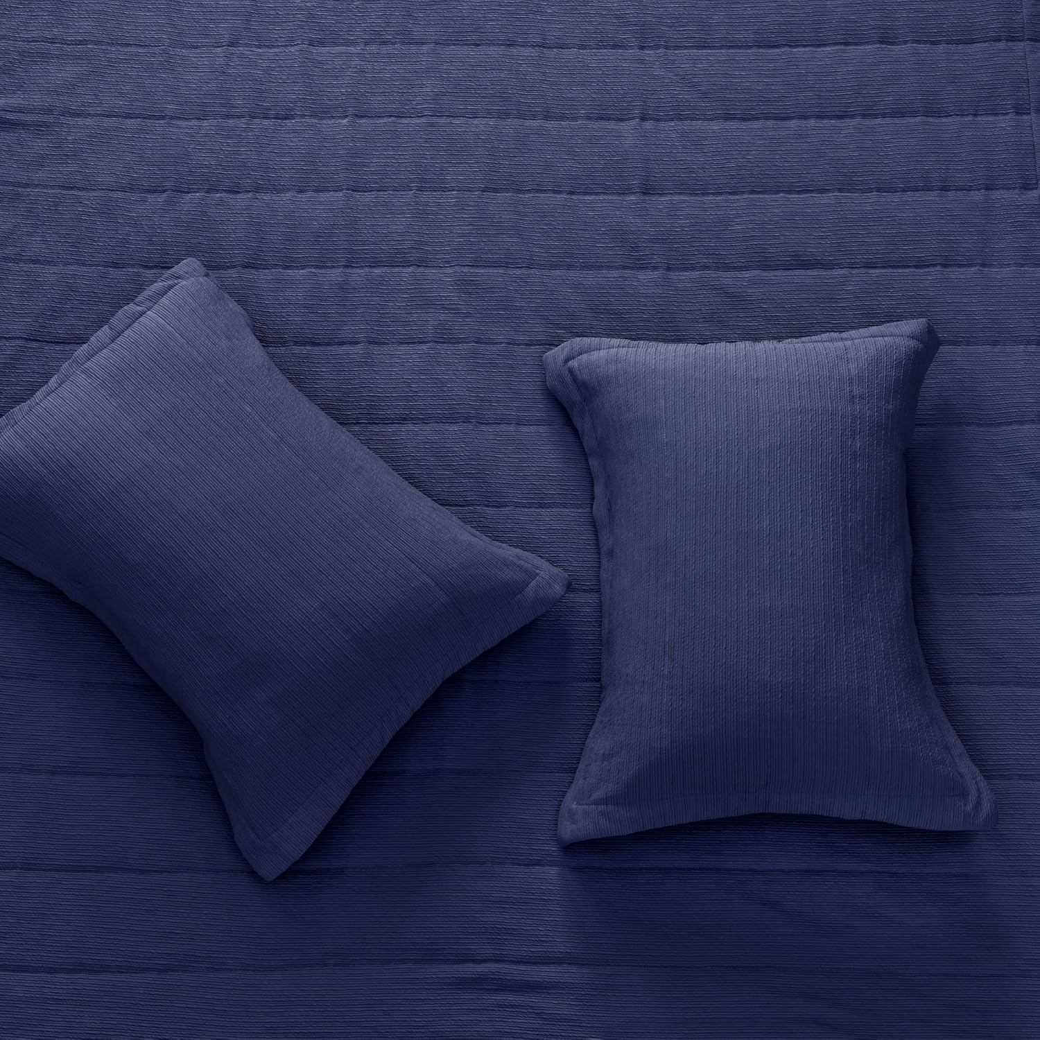 Great Bay Home – Edredón tamaño matrimonialqueen, azul marino, de elastano, de 3 piezas con 2 fundas, colchas modernas, acogedoras y para todas las