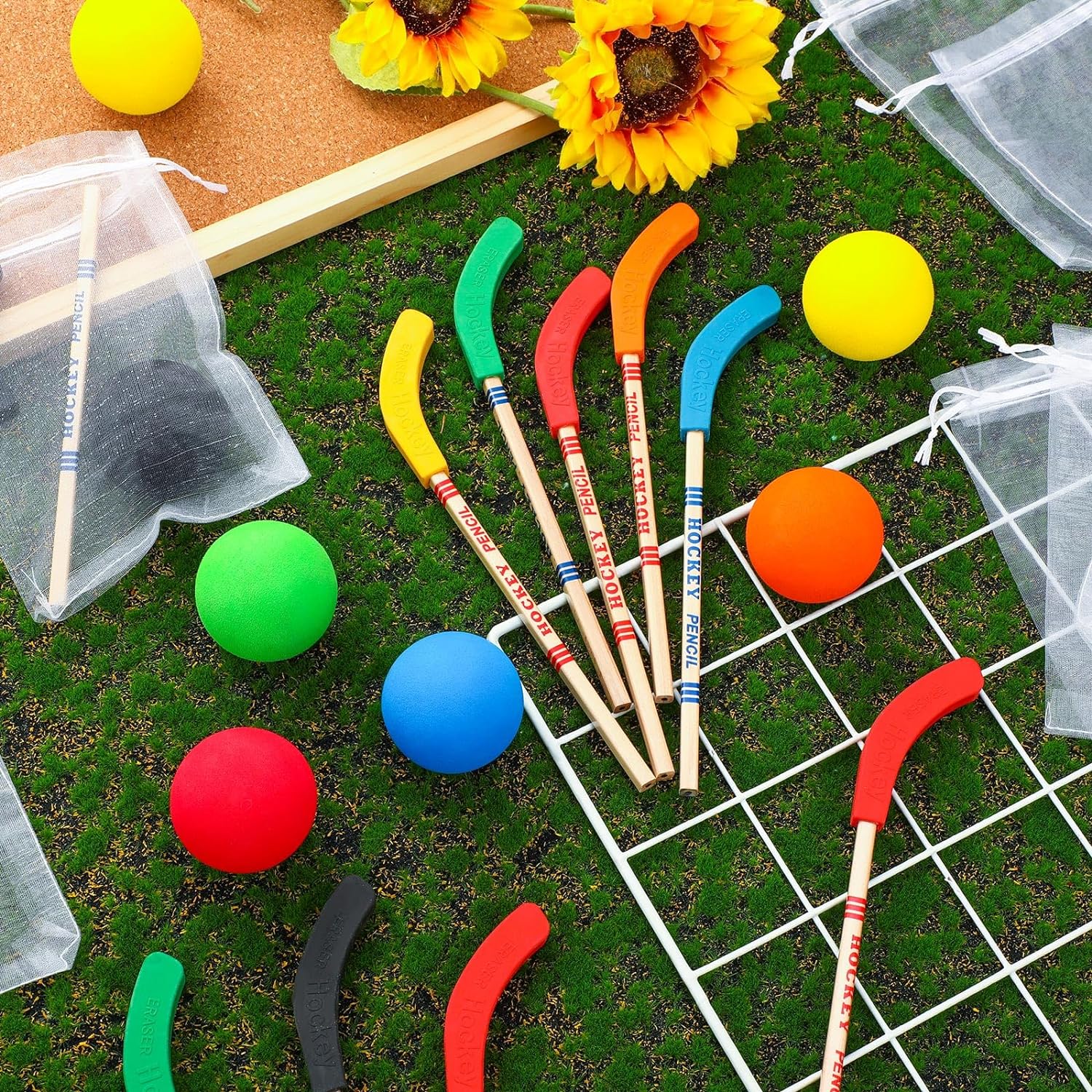 72 piezas de recuerdos de fiesta de hockey incluyen 24 lápices de hockey con borradores, 24 pelotas de hockey, 24 bolsas, lápices de palo de hockey,