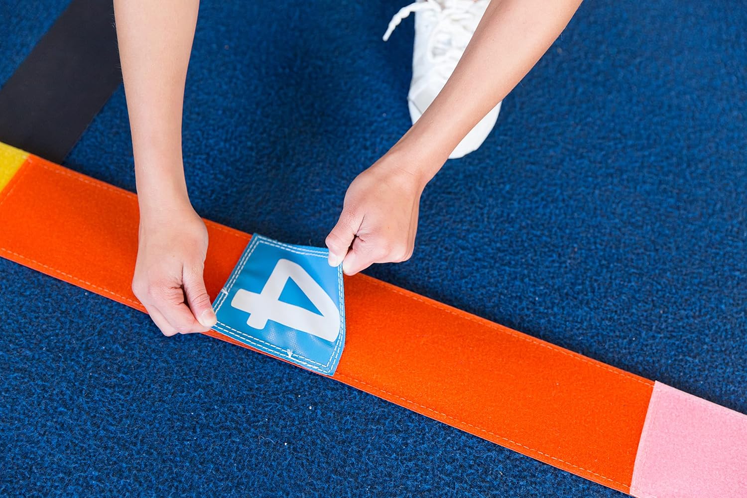 Tumbl Trak Sticky Manipulatives – Marcador antideslizante de velcro para alfombras, para entrenamiento de gimnasia y agilidad de animación