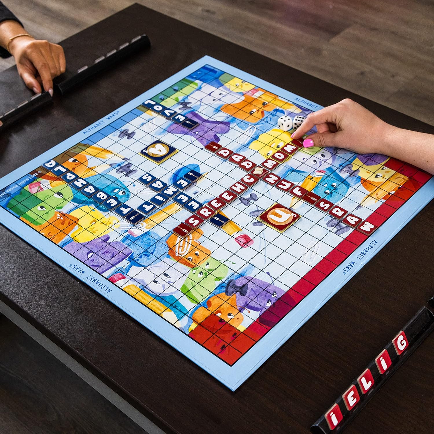Alphabet Wars Juego de mesa para diversión familiar y enriquecimiento educativo, juego de mesa de guerra de palabras de dados, mejora la memoria, la