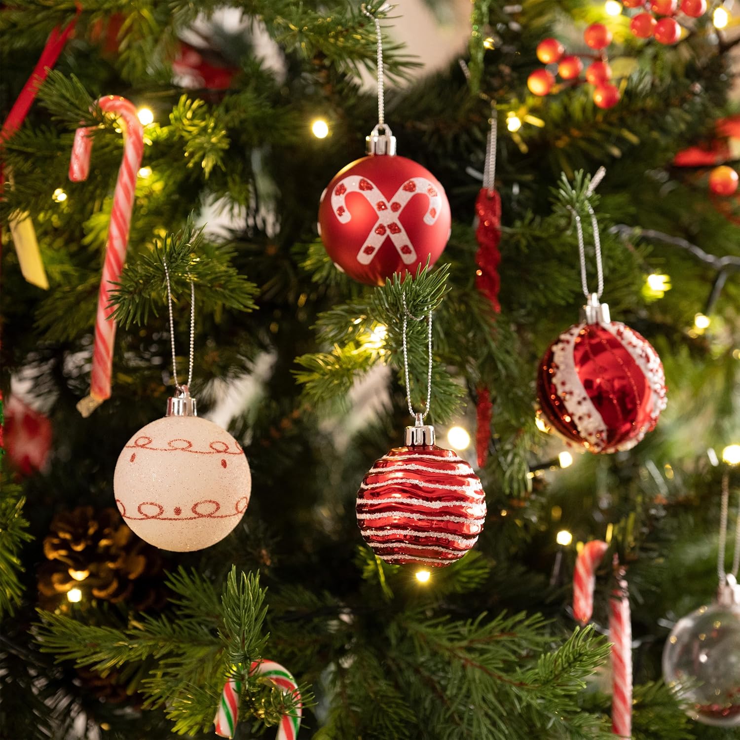 Valery Madelyn Juego de adornos de Navidad, juego de adornos de bolas de Navidad inastillables de 16 quilates, color rojo y blanco, 2.36 pulgadas,