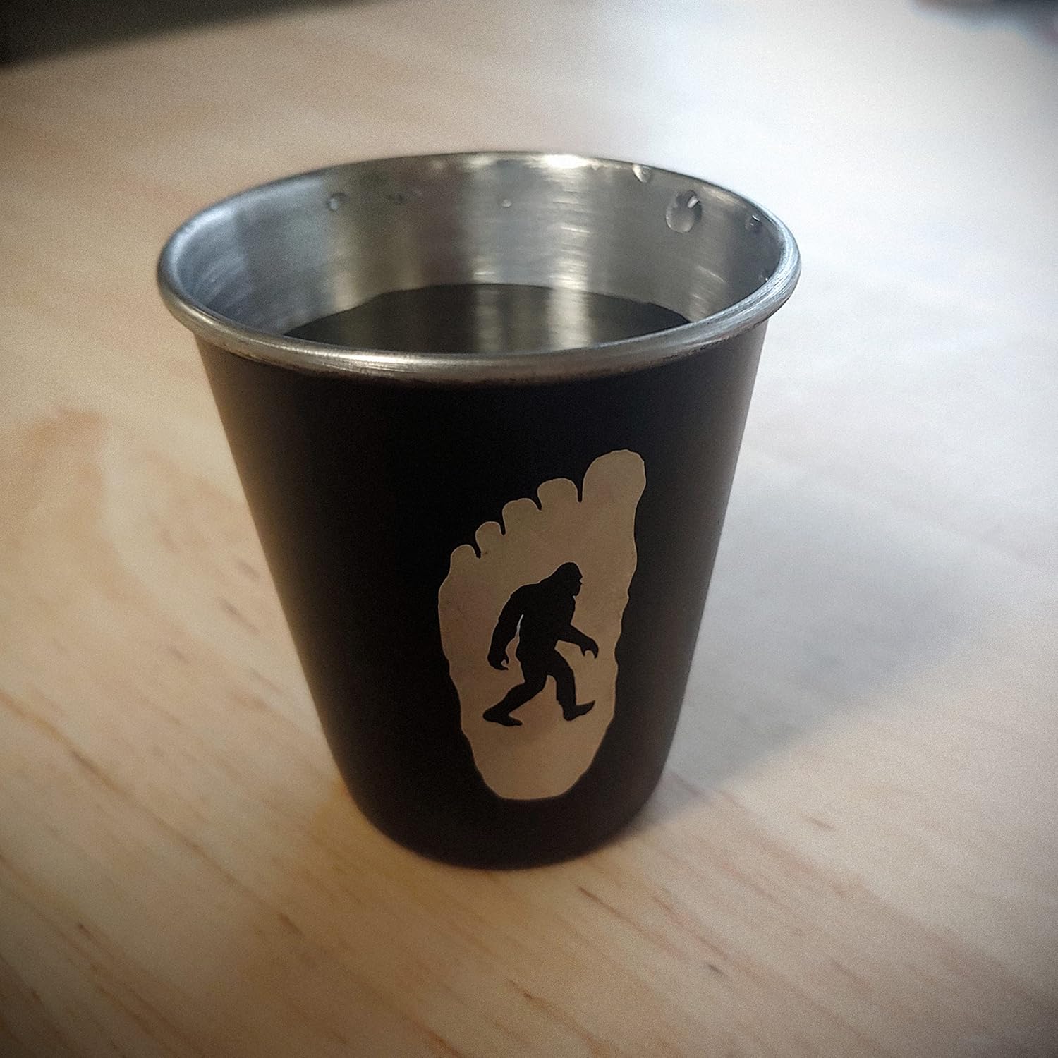 BELIEVE Bigfoot Shield – Vaso de chupito de acero inoxidable – BigfootSasquatchYetiWilderness Gift – Diseñado y fabricado en los Estados Unidos
