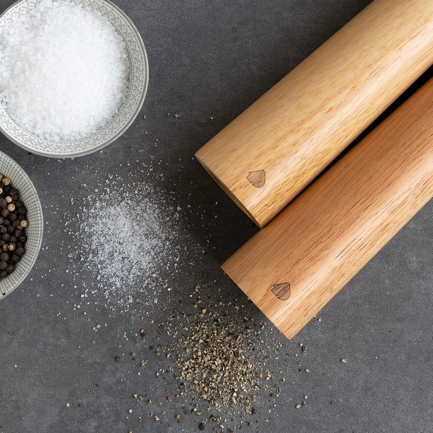 Navaris Juego de molinos de sal y pimienta, molinillos de sal y pimienta de goma ajustables con núcleo de molienda de cerámica para el hogar,