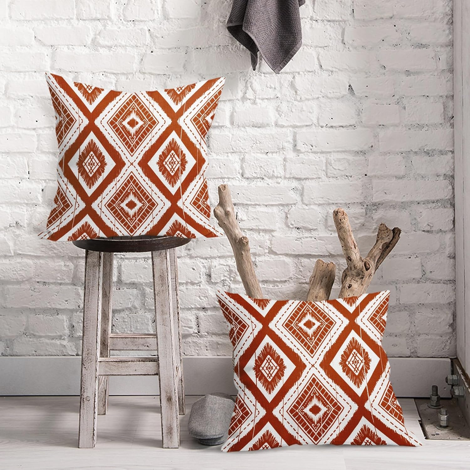 aportt Juego de 2 fundas de almohada geométricas de color naranja quemado de 18 x 18 pulgadas con diamantes Ikat de color marfil óxido, estilo