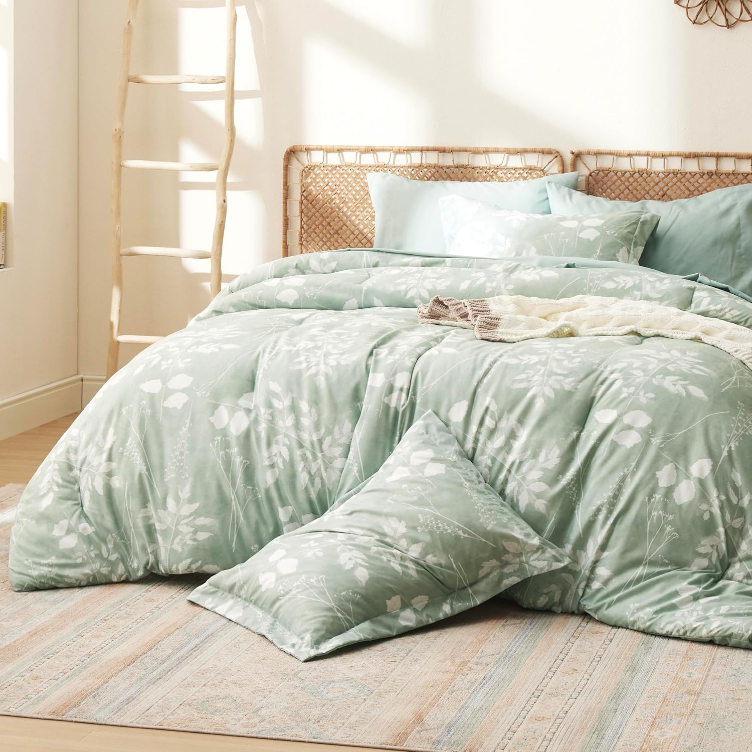 Bedsure Juego de edredón Queen  7 piezas de ropa de cama floral verde salvia en una bolsa con edredón reversible de flores botánicas, sábanas,