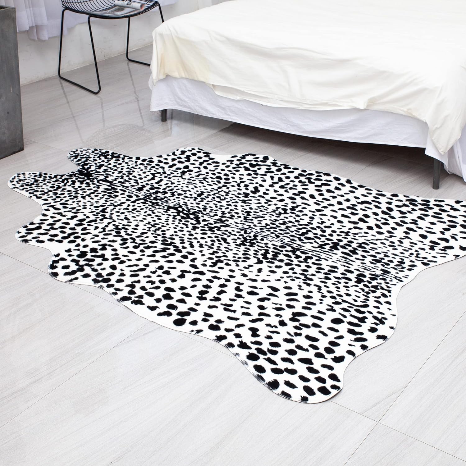 MustMat Alfombra sintética de animales con estampado de leopardo blanco y negro, para sala de estar, aproximadamente 4.5 x 6.2 pies
