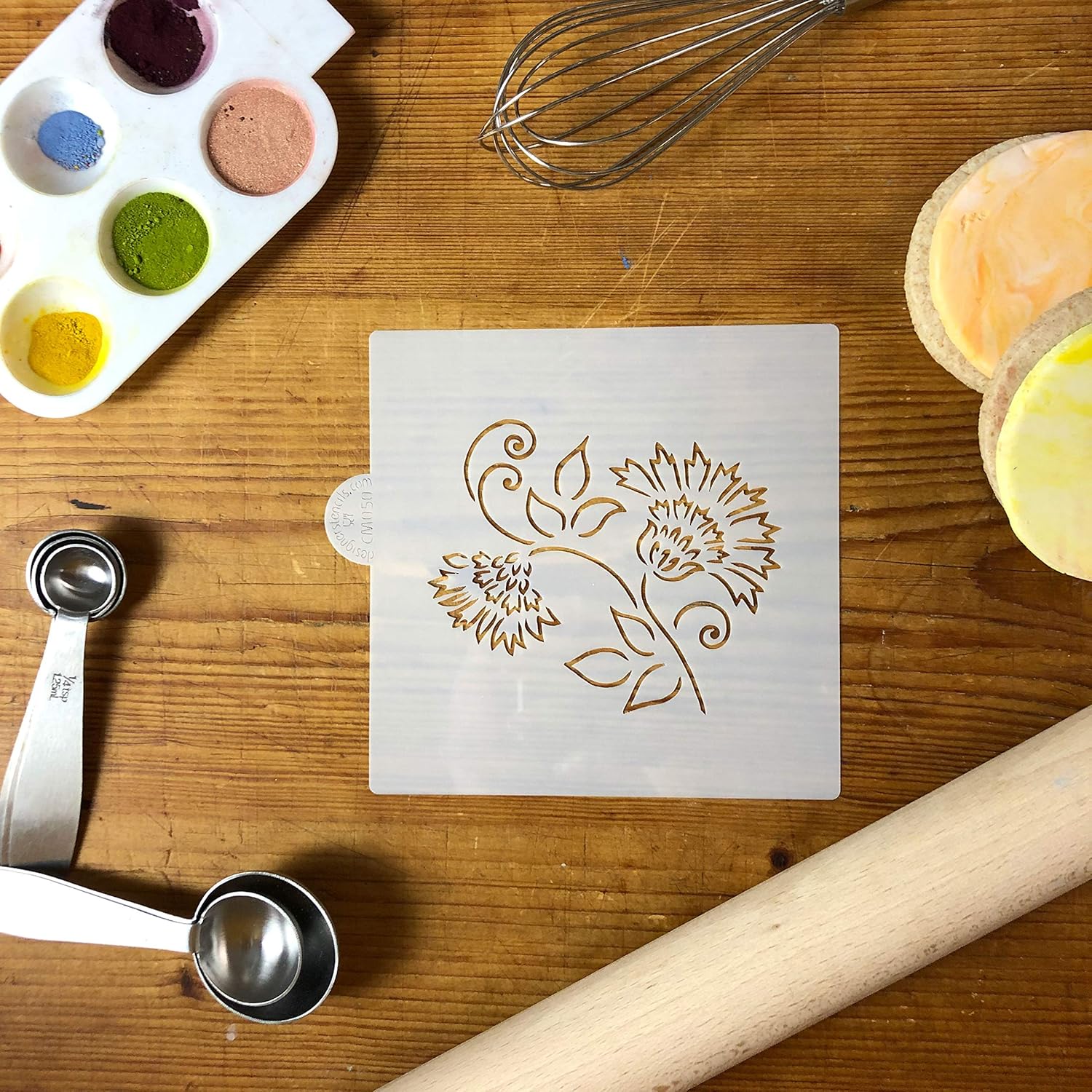 Plantilla de galletas y manualidades de diseño de cardo con pinceladas de flores