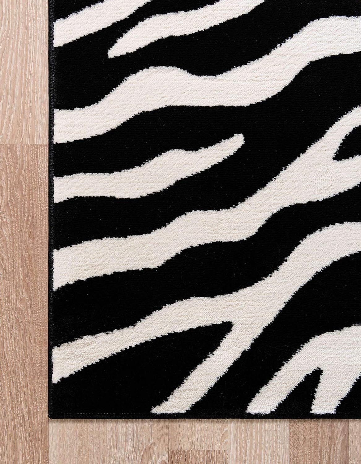 Unique Loom Wildlife Collection – Alfombra de área Okapi (7′ 1″ x 10′ Rectángulo NegroCrema)
