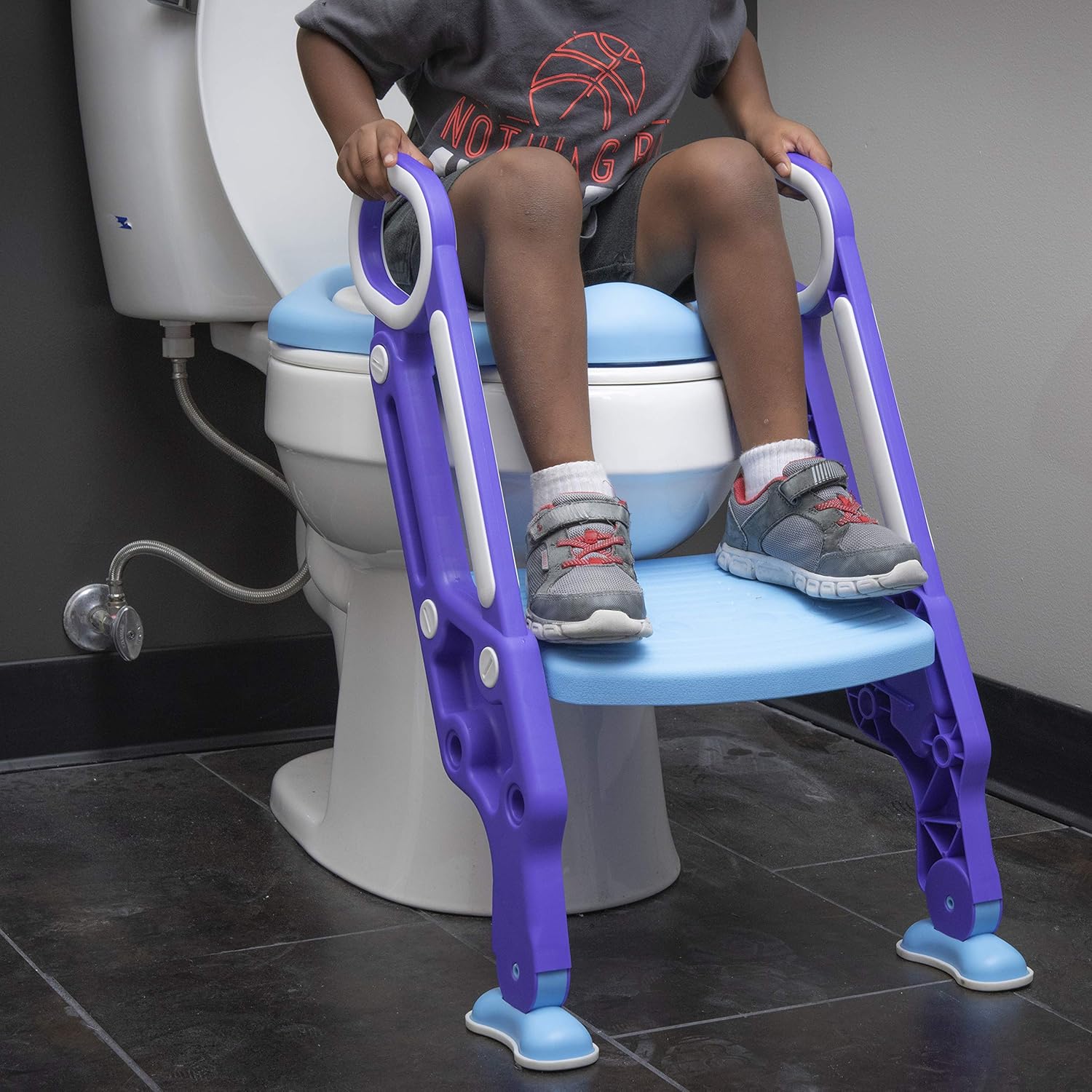 Asiento de entrenamiento para ir al baño con escalera. Taburete para niños pequeños que se adapta a la mayoría de inodoros, se pliega para