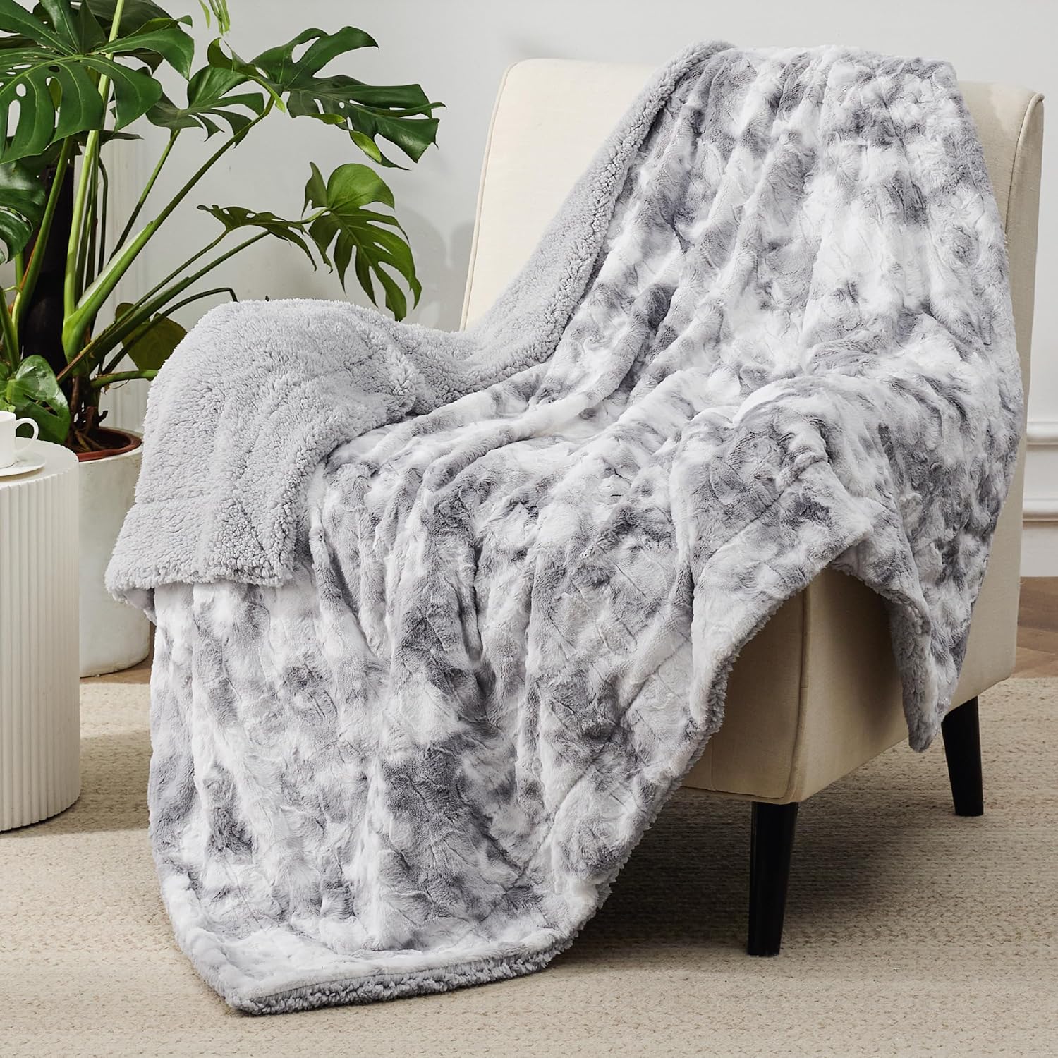 Bedsure Manta mullida para sofá, gris claro, sherpa suave y cálido, acogedora y peluda, manta reversible para sofá y cama, 50 x 60 pulgadas