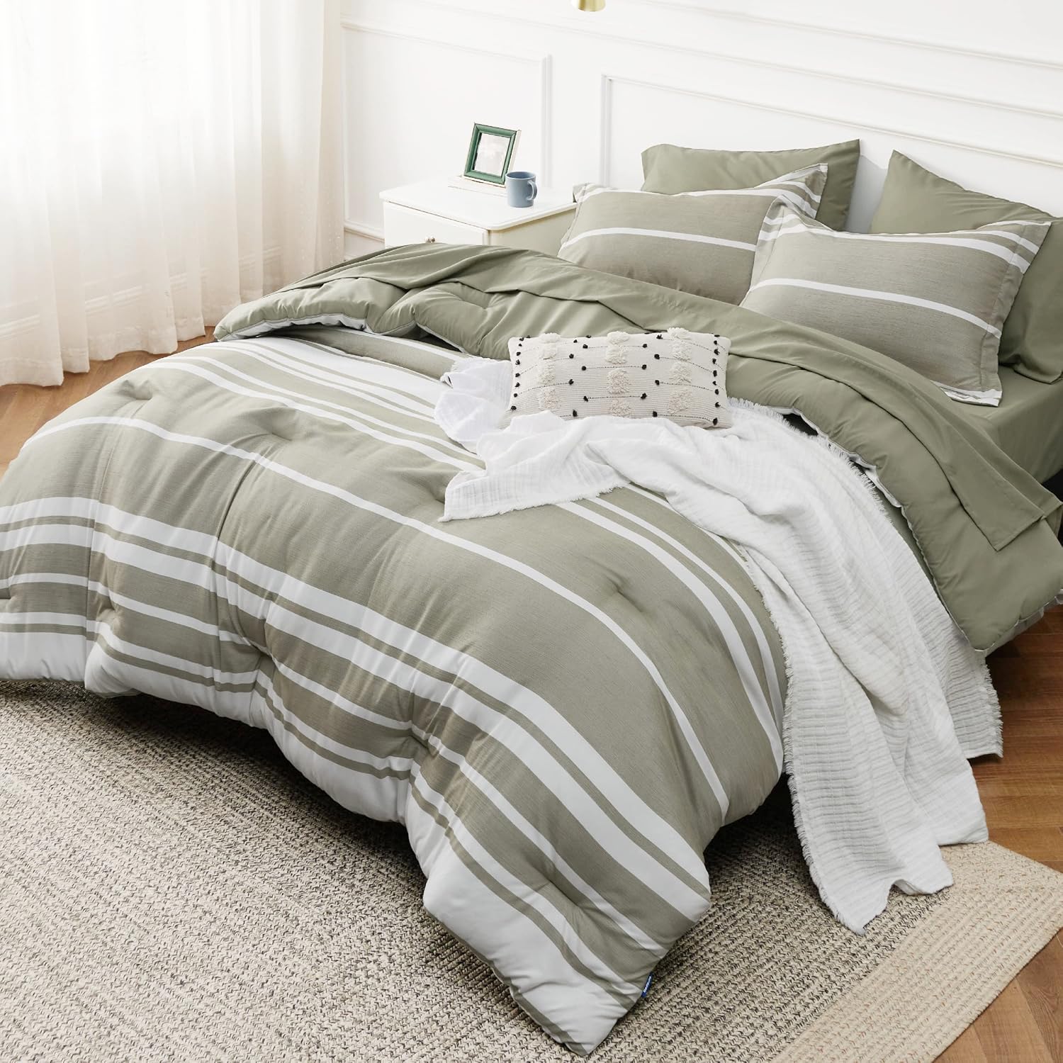 Bedsure Bed in a Bag King – Juego de edredón de 7 piezas, color verde oliva y blanco, a rayas, para todas las estaciones, 2 fundas de almohada,