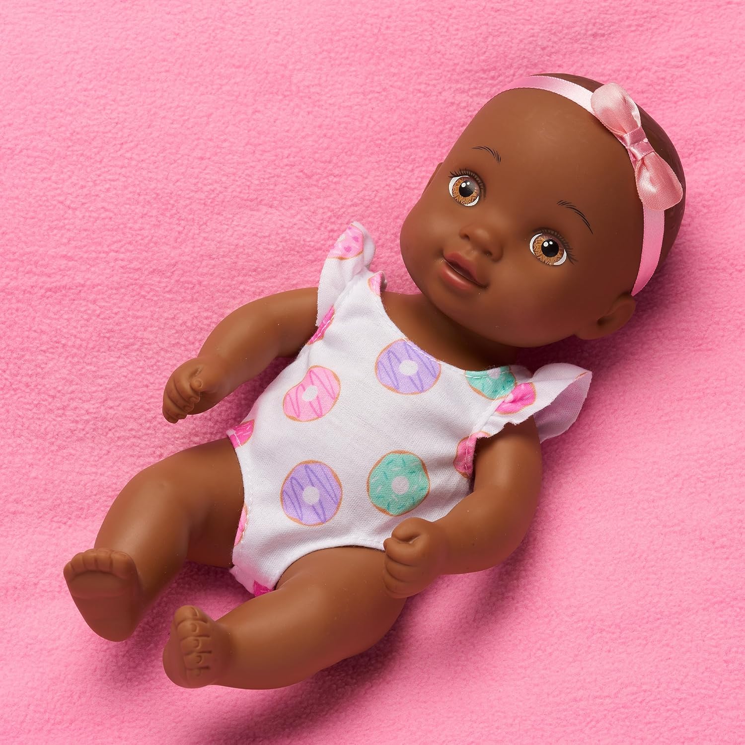 WaterBabies Just Play – Muñeca Sweet Cuddlers, Donuts, apoya una asociación con caridad agua, muñeca de bebé llena de agua, juguetes para niños a