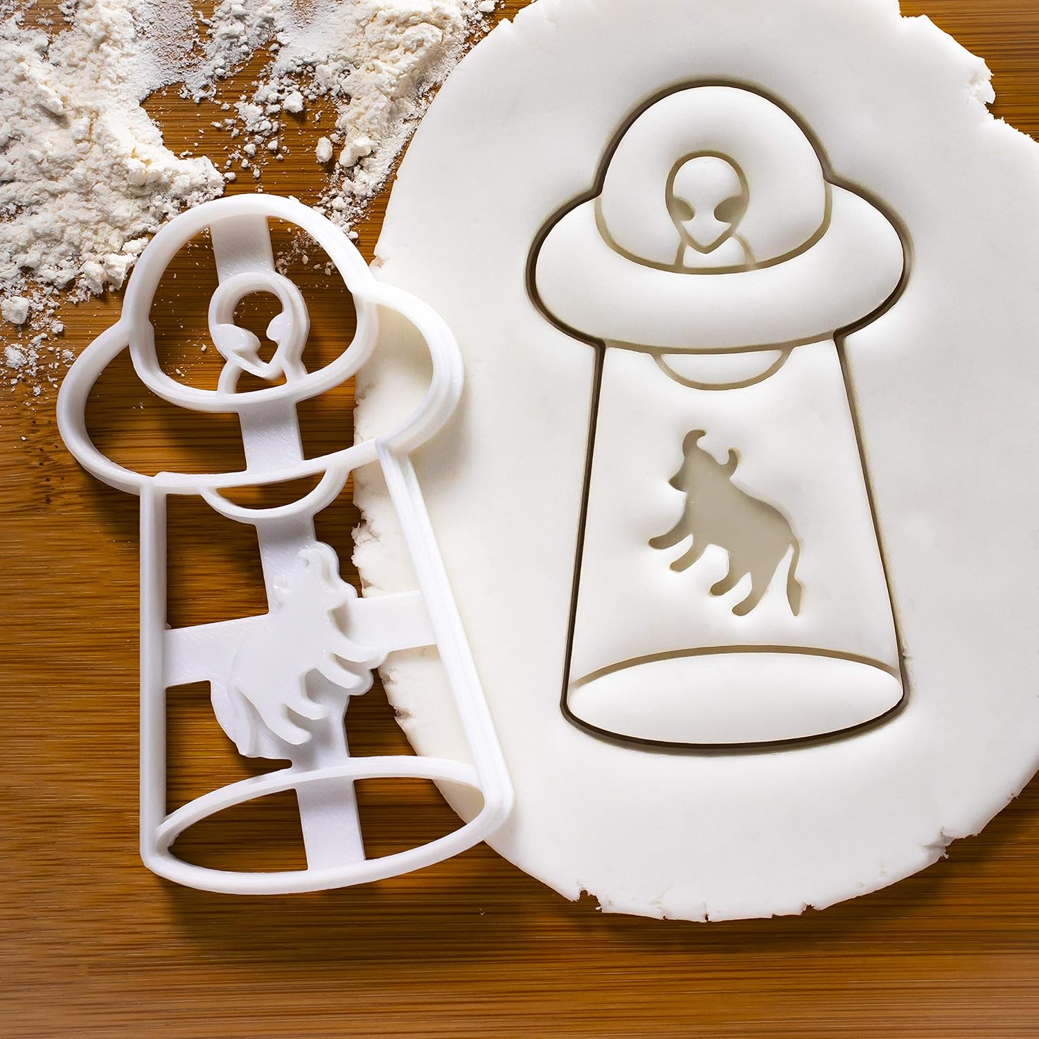 Cortador de galletas UFO Cow Abduction, 1 pieza – Bakerlogy