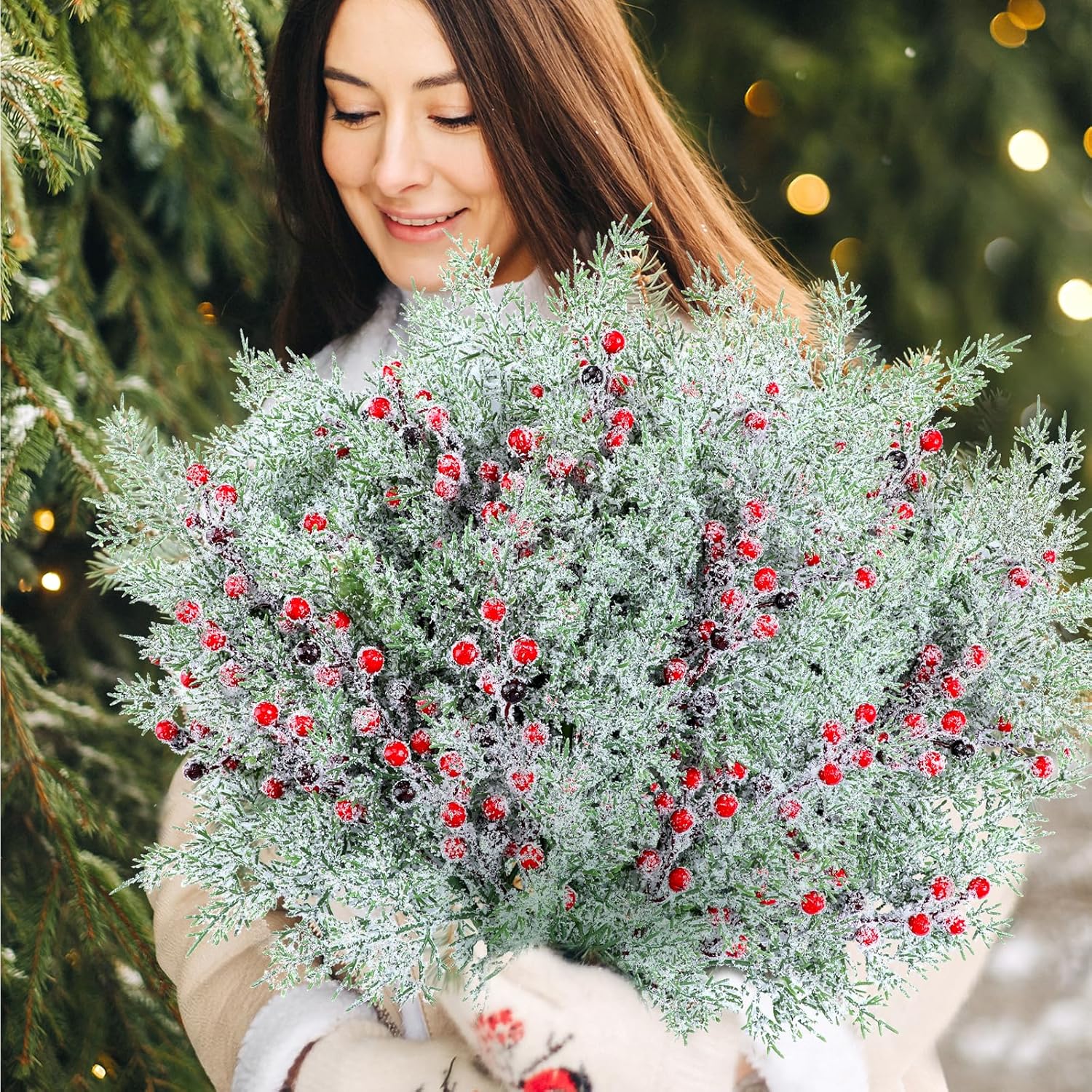 Yinder 24 piezas de bayas rojas de Navidad de 17 pulgadas nevadas artificiales esmeriladas bayas rojas de acebo picas de cedro, tallos de pino,