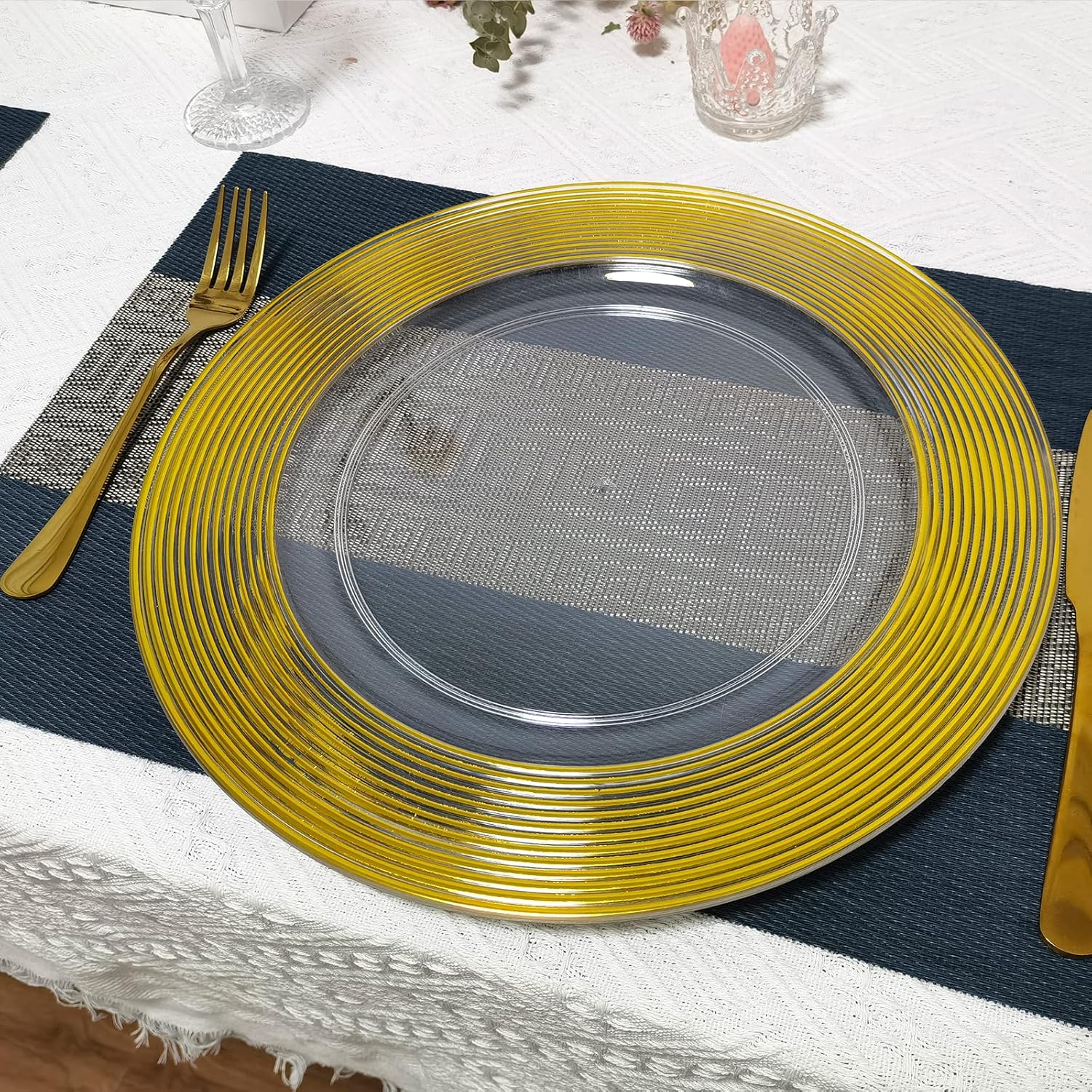 Platos de carga de borde dorado acrílico transparente de 13 pulgadas, juego de 8, platos de carga con borde texturizado dorado para cena, boda,