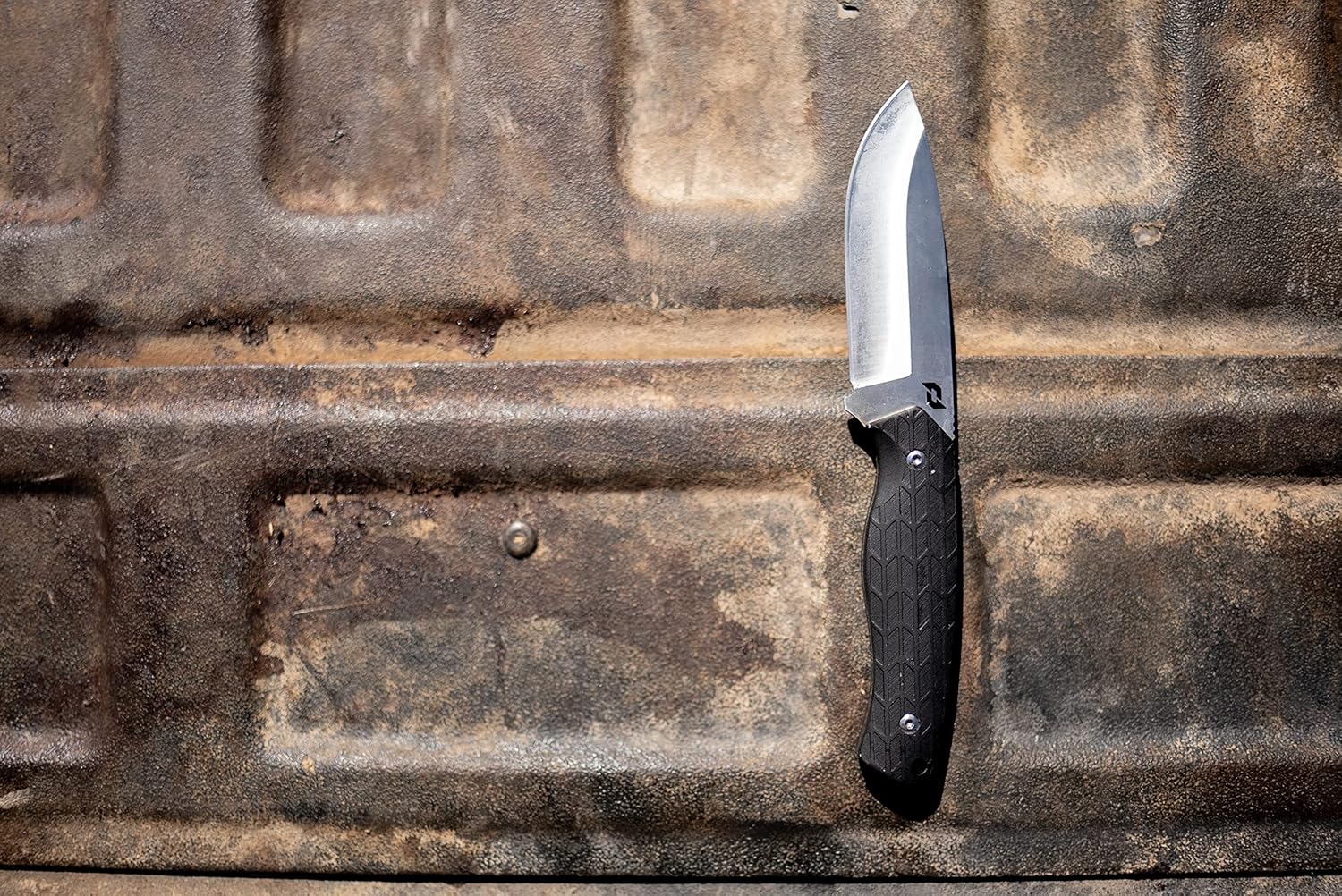 Schrade Delta Class Exertion – Hoja fija de punto de caída de 8.5 pulgadas con hoja de acero AUS-10 de 4 pulgadas y agarre antideslizante para