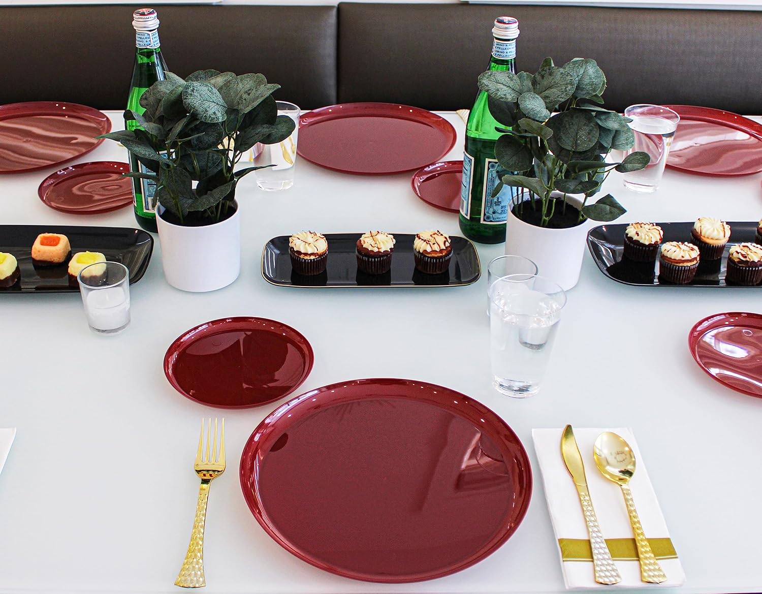 PARTY BARGAINS Platos desechables de color rojo arándano de 8.6 pulgadas, paquete de 20, platos de vajilla de plástico resistente colección de bordes