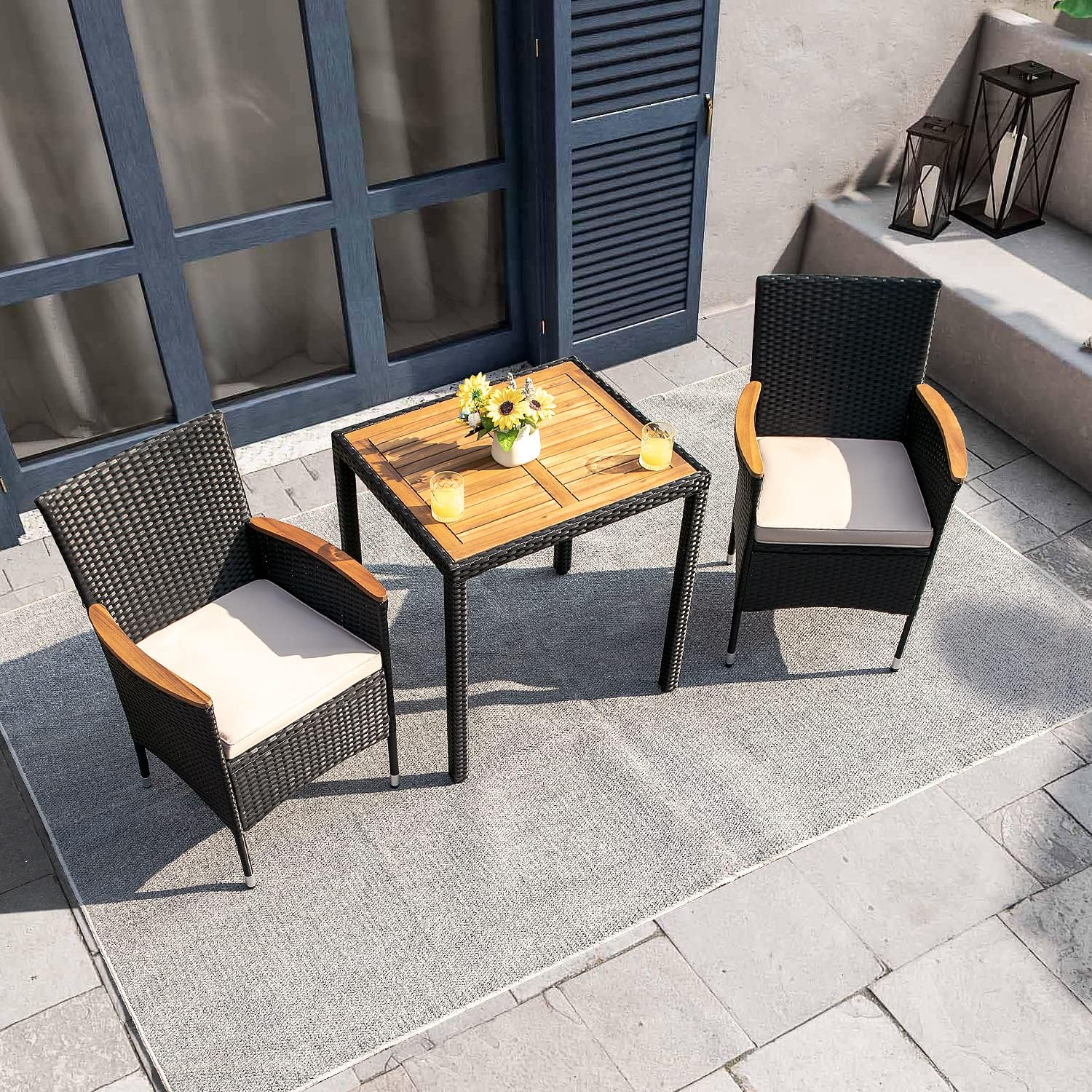 Flamaker Juego de 3 muebles de patio al aire libre de mimbre para patio, mesa y sillas de madera de acacia con cojín para terraza, patio trasero,