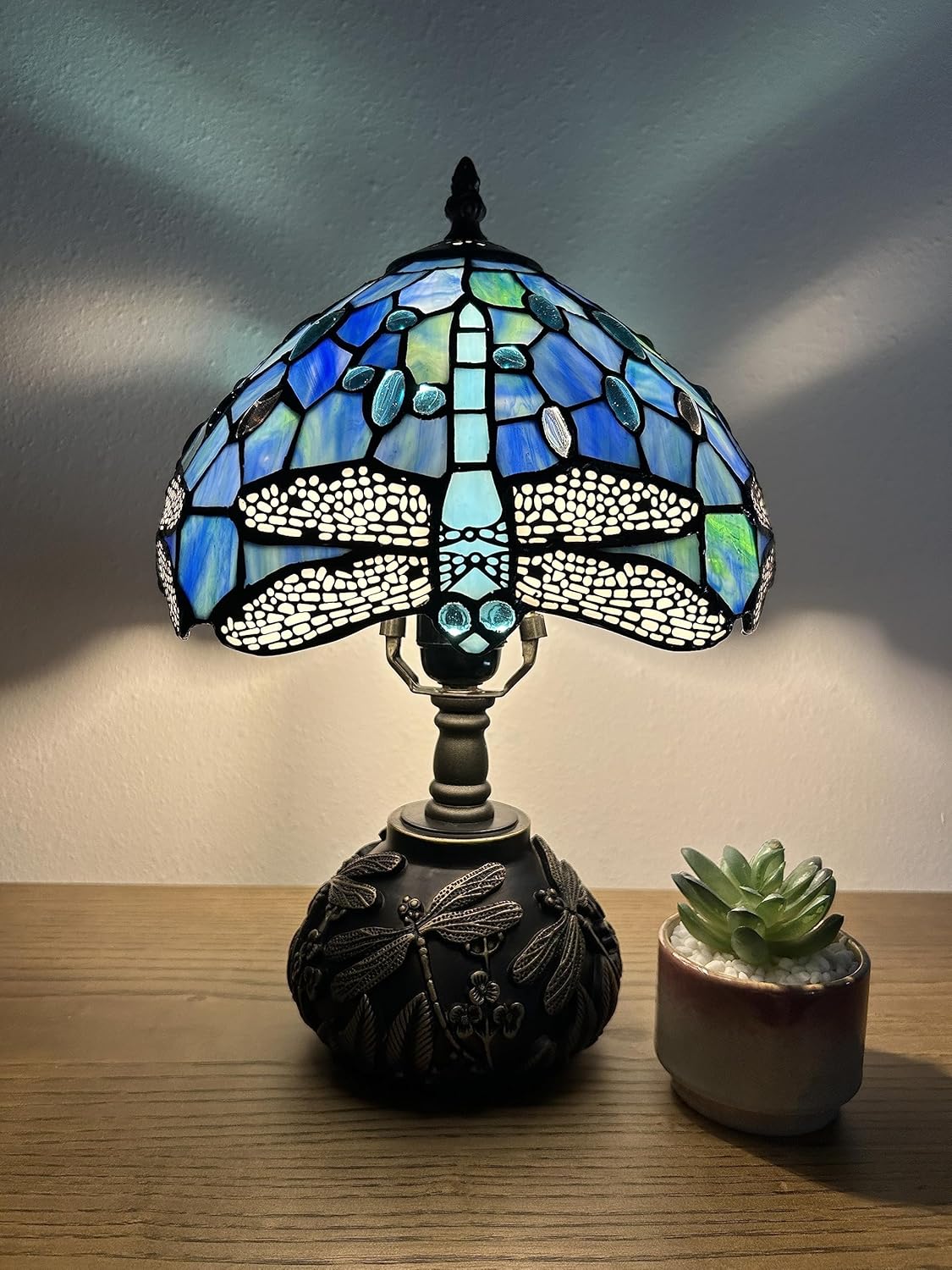 Tiffany Lámpara de mesa con diseño de libélula azul, bombilla LED con vitral, incluye base de libélula para sala de estar, dormitorio, mesita de