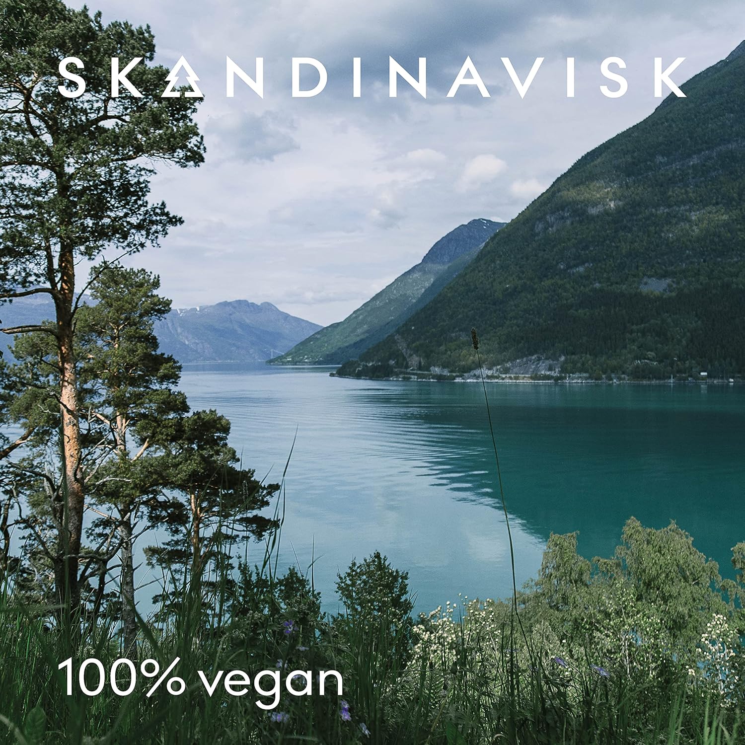 Skandinavisk Hygge ‘Cosiness’ – Mini vela perfumada. Notas de fragancia té negro y hojas de menta, manzanas secas y canela horneada. 2.3 oz.