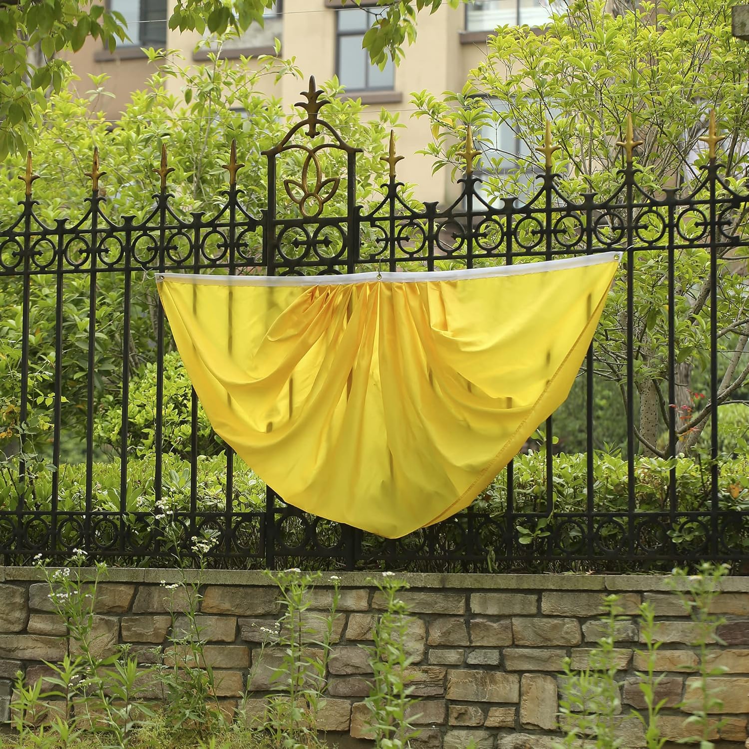 Bandera de abanico plisada de color sólido amarillo de 3 x 6 pies, 2 banderas de abanico plisadas en color amarillo puro para interiores y