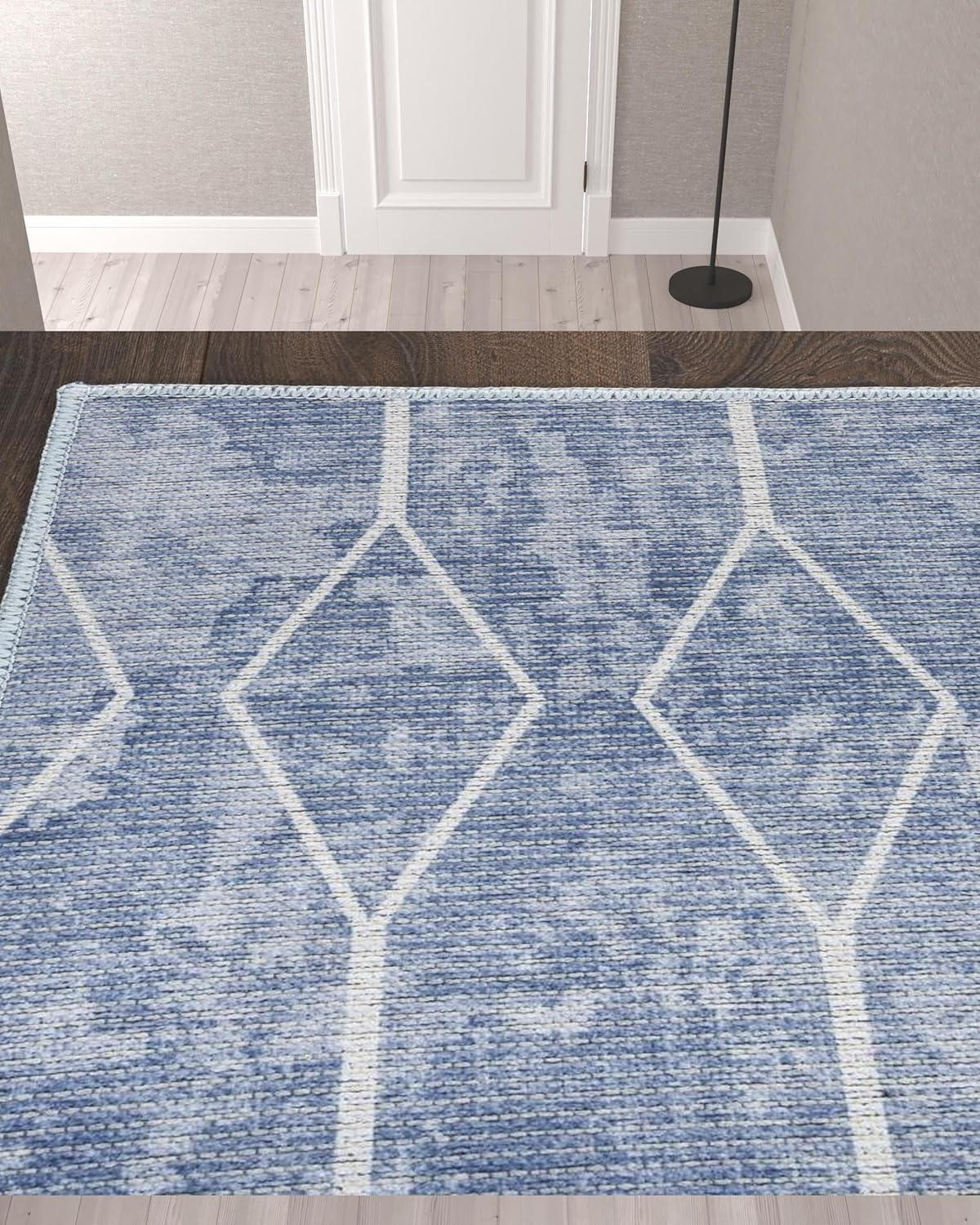 Alfombra lavable con telar eléctrico geométrico azul y blanco de 10 pies