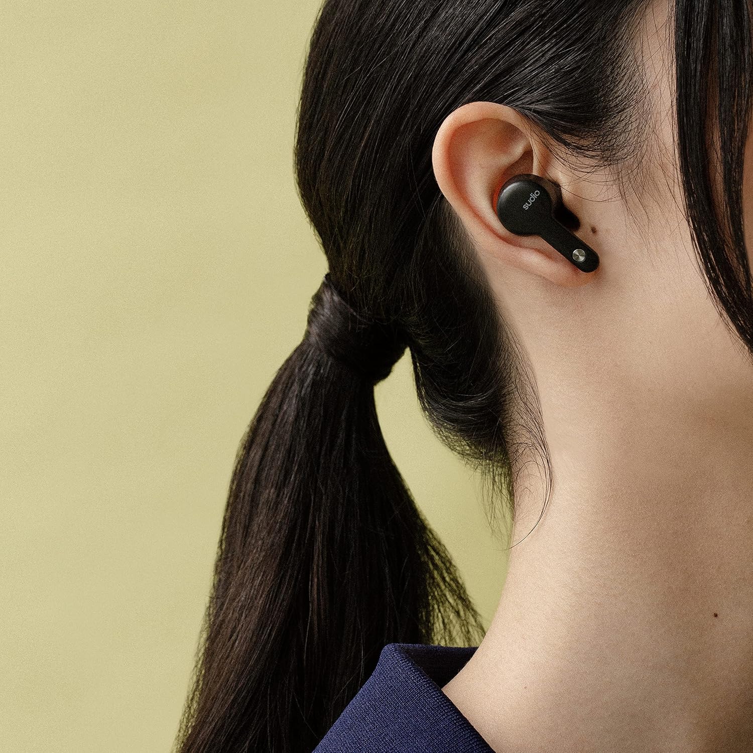 Sudio Auriculares inalámbricos A2 con funda de carga, auriculares con cancelación de ruido intrauditivos con micrófono, Bluetooth 5.2, tiempo de