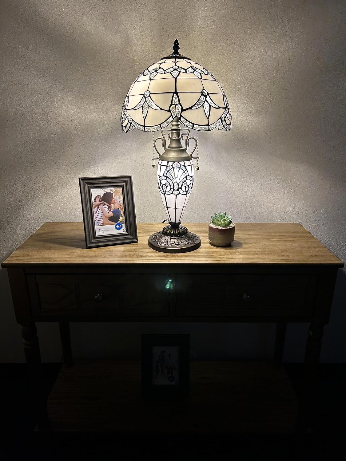 Tiffany – Lámpara de mesa blanca con pantalla y base de vitral, estilo barroco, bombillas LED color lavanda incluidas para sala de estar,