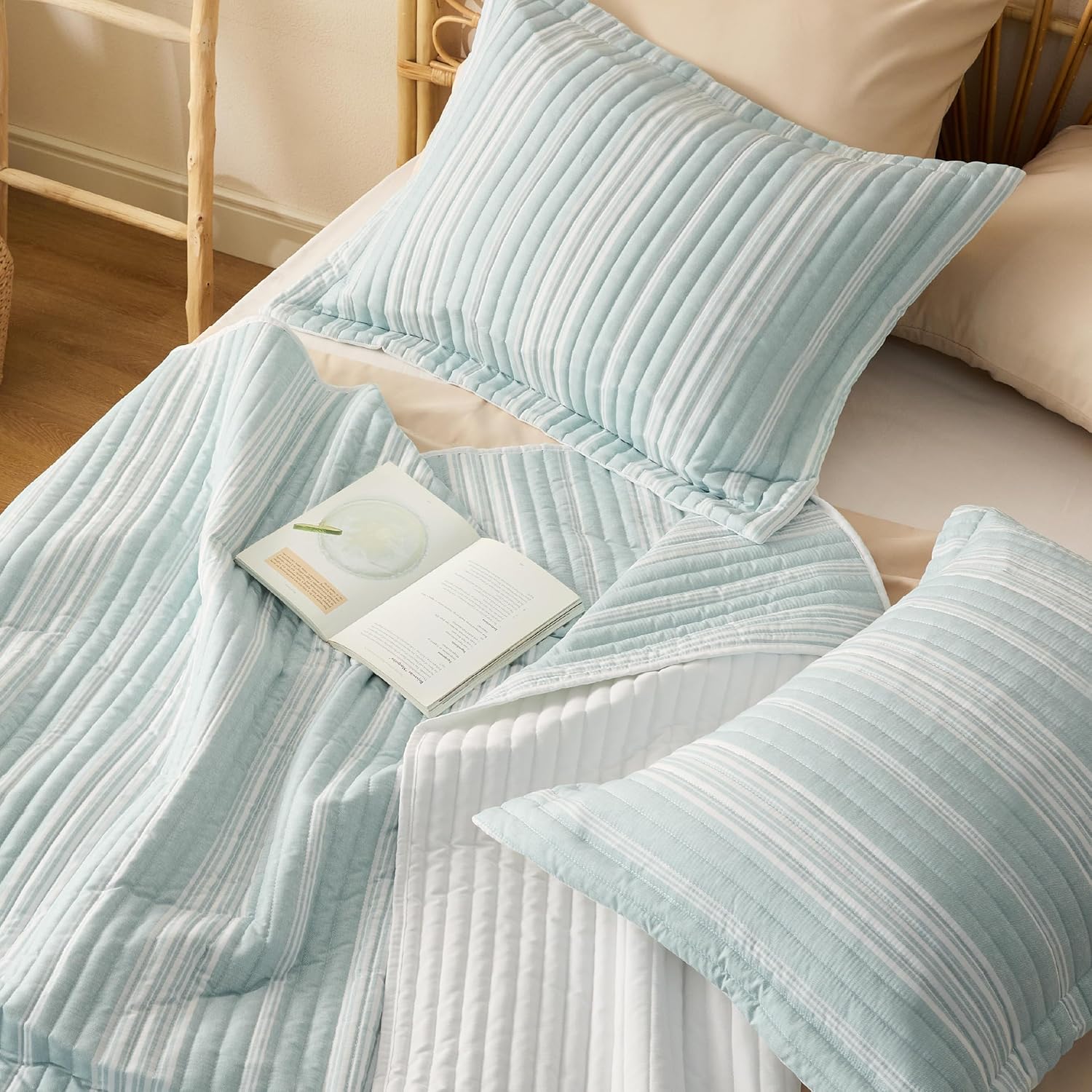 Bedsure Juego de edredón a rayas tamaño Queen, juego de ropa de cama reversible color aguamarina, colcha ligera de 3 piezas, juego de edredón de