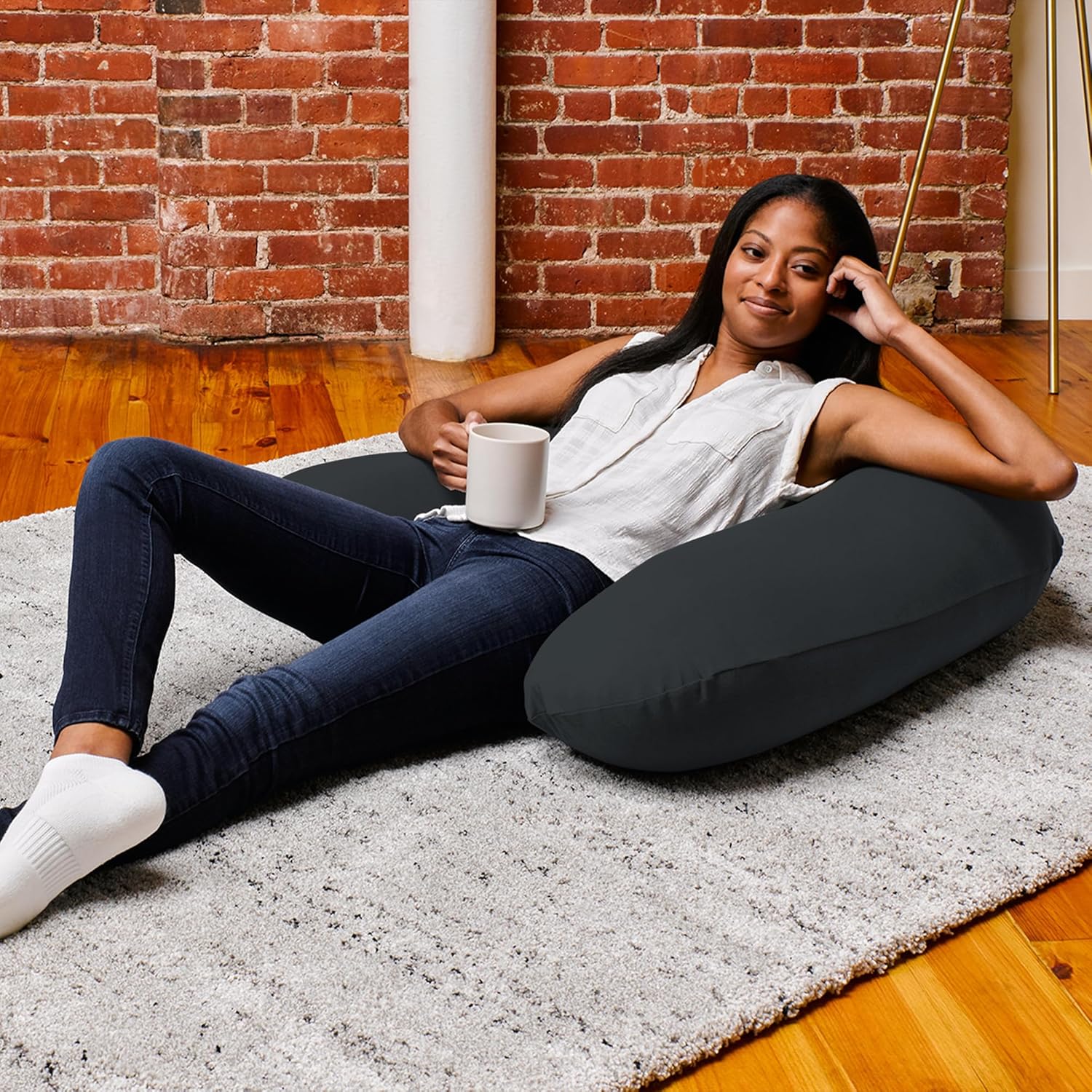 Yogibo – Almohada de apoyo para lectura, almohada única en forma de U con brazos, proporciona un excelente apoyo y comodidad, almohada de descanso