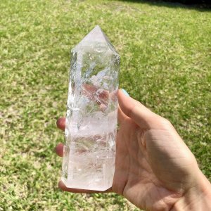 Cuarzo transparente grande natural del Himalaya tibetano de alta altitud crudo de 6 lados de cristal de punta de cuarzo transparente. Punta de Cuarzo transparente grande natural del Himalaya tibetano de alta altitud crudo de 6 lados de cristal de punta de cuarzo transparente. Punta de