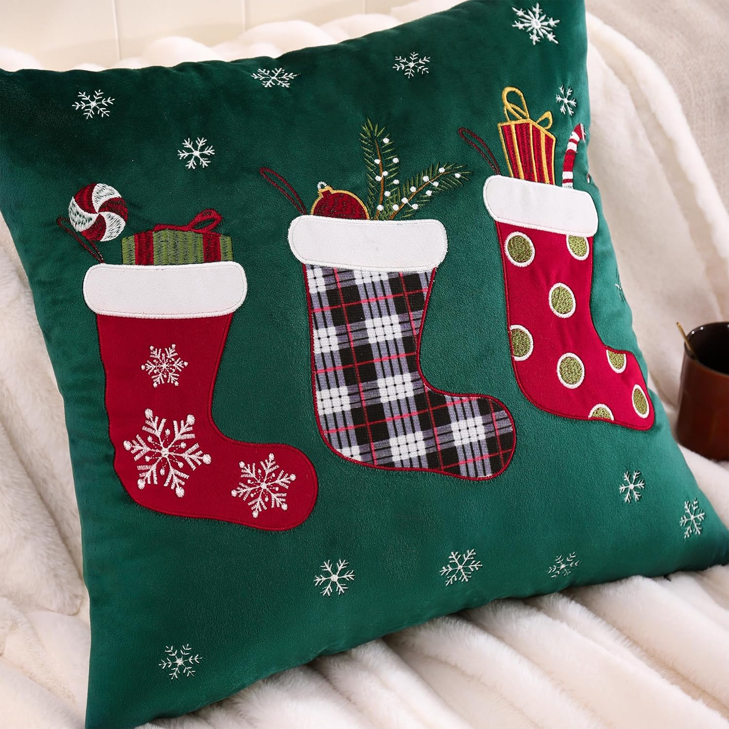 Tosleo Juego de 2 fundas de almohada de color verde de Navidad de 18 x 18 pulgadas, fundas de almohada bordadas de copo de nieve, decoraciones de